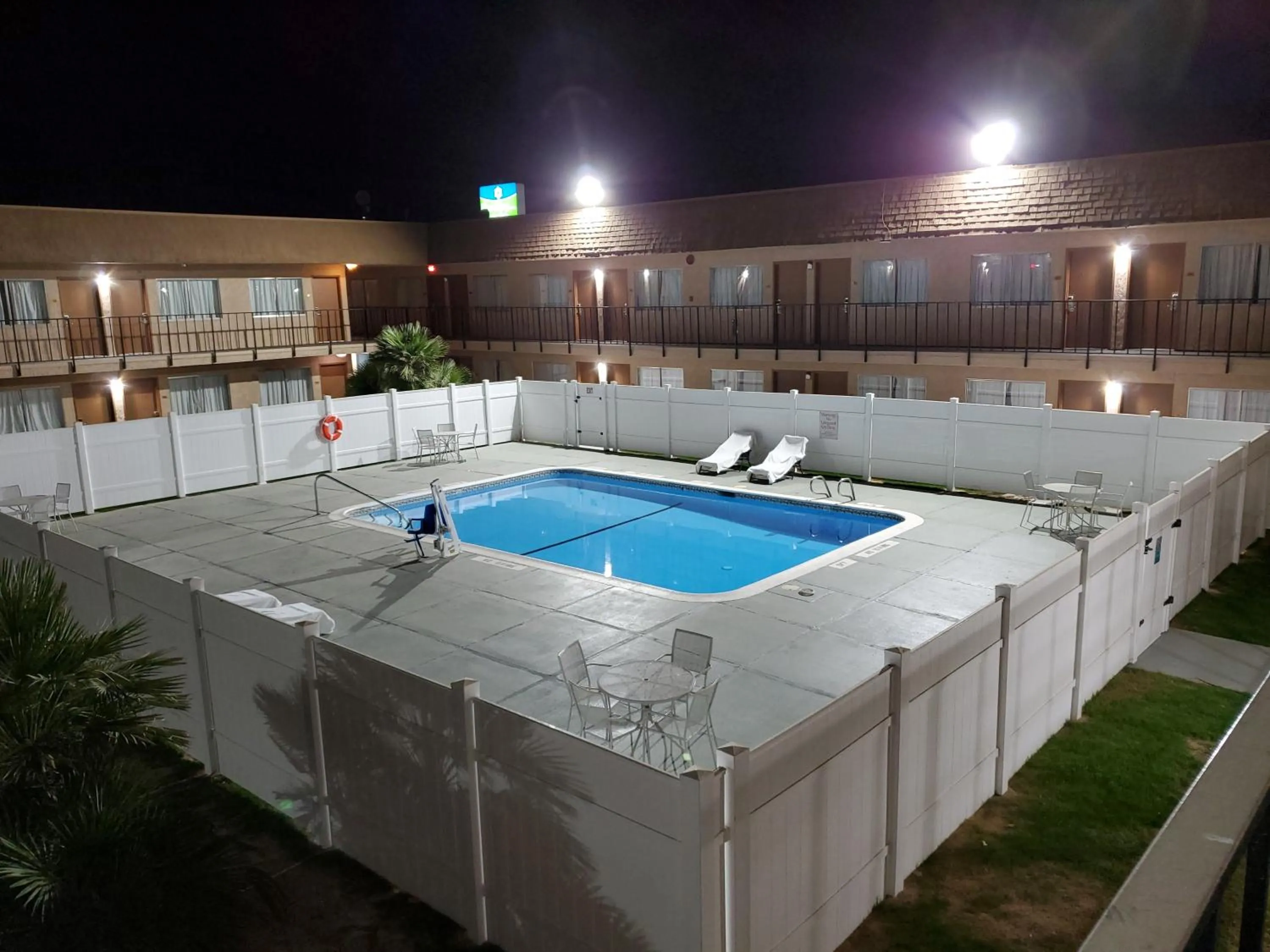 Swimming Pool in SureStay Hotel by Best Western Buttonwillow
