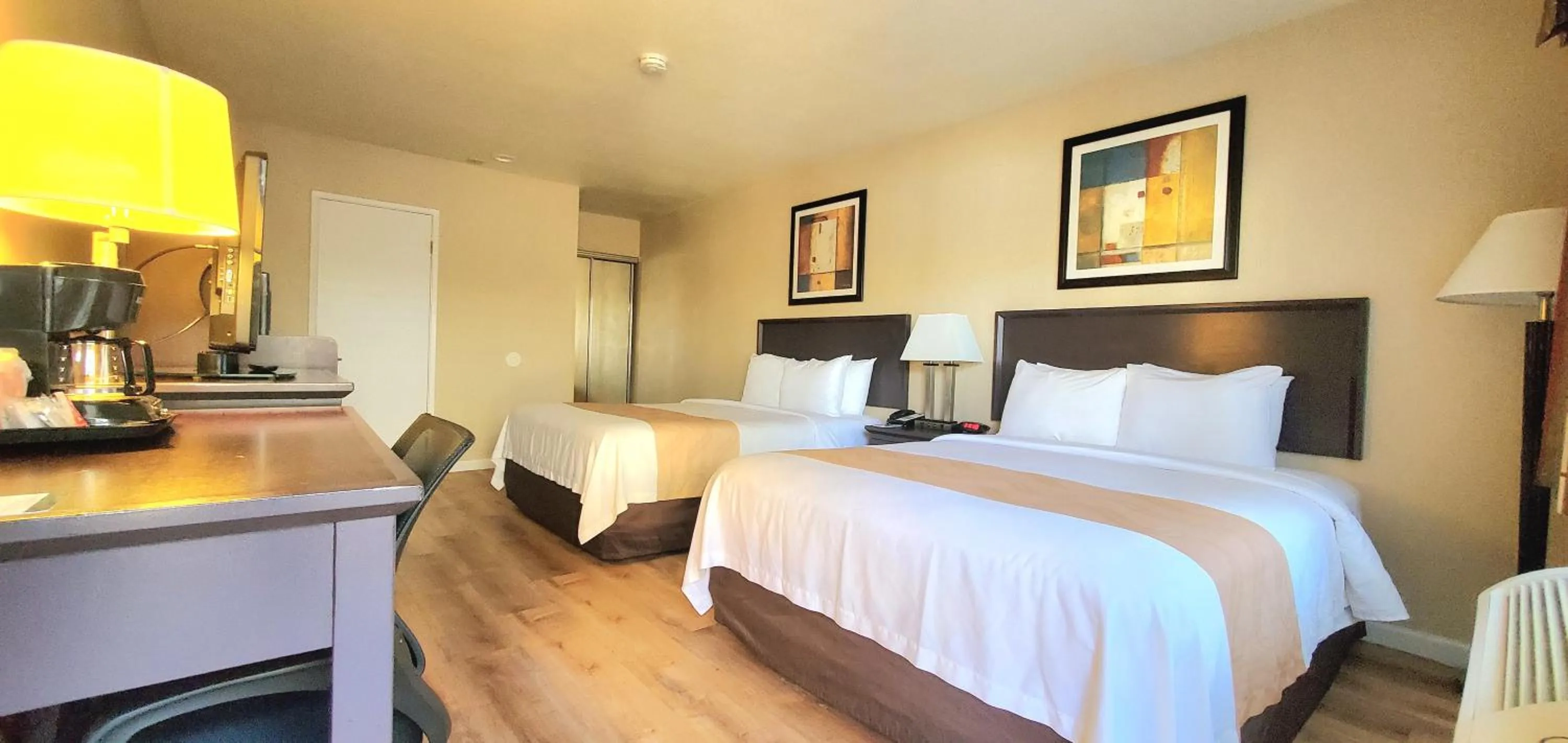 Photo of the whole room, Bed in Quality Inn & Suites Anaheim at the Park