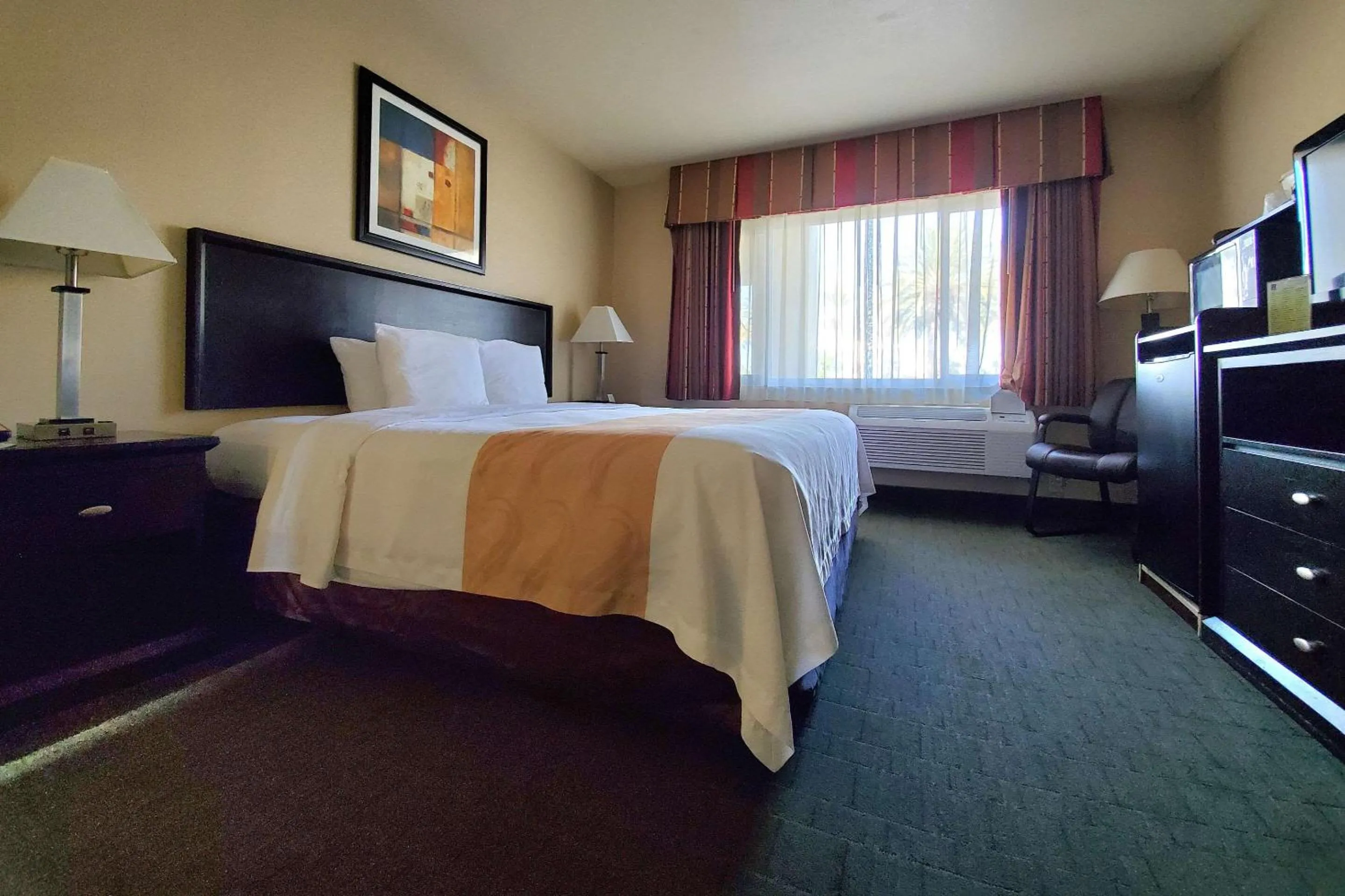 Bedroom, Bed in Quality Inn & Suites Anaheim at the Park