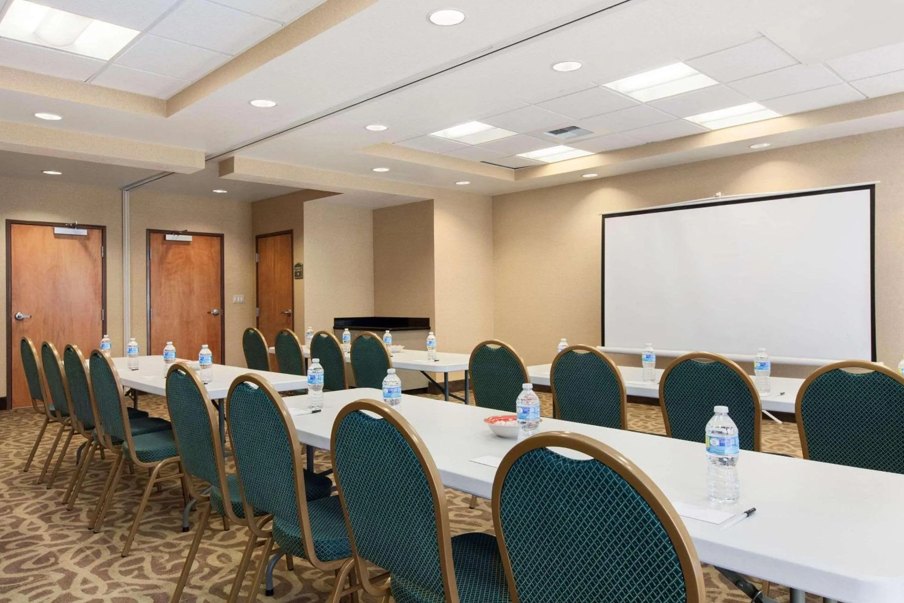 Meeting/conference room in University Hotel Davis Area by IHG