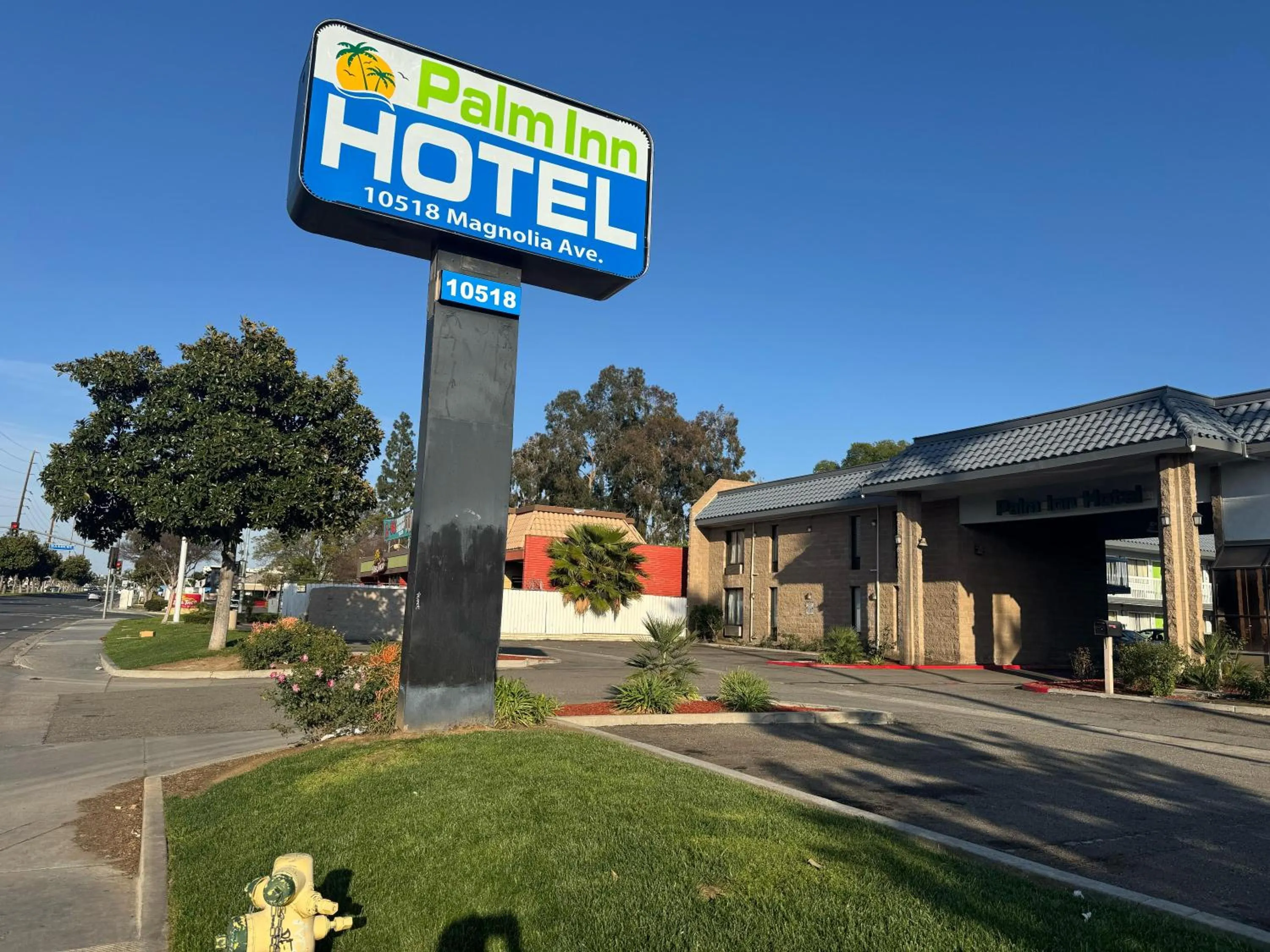 Property building in Palm Inn Hotel near Tyler Mall Riverside