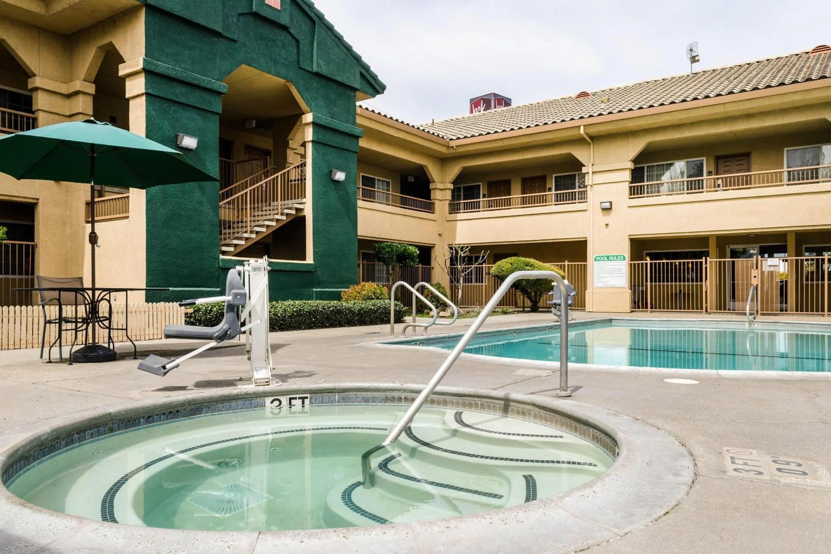 Swimming pool in Quality Inn & Suites Lathrop