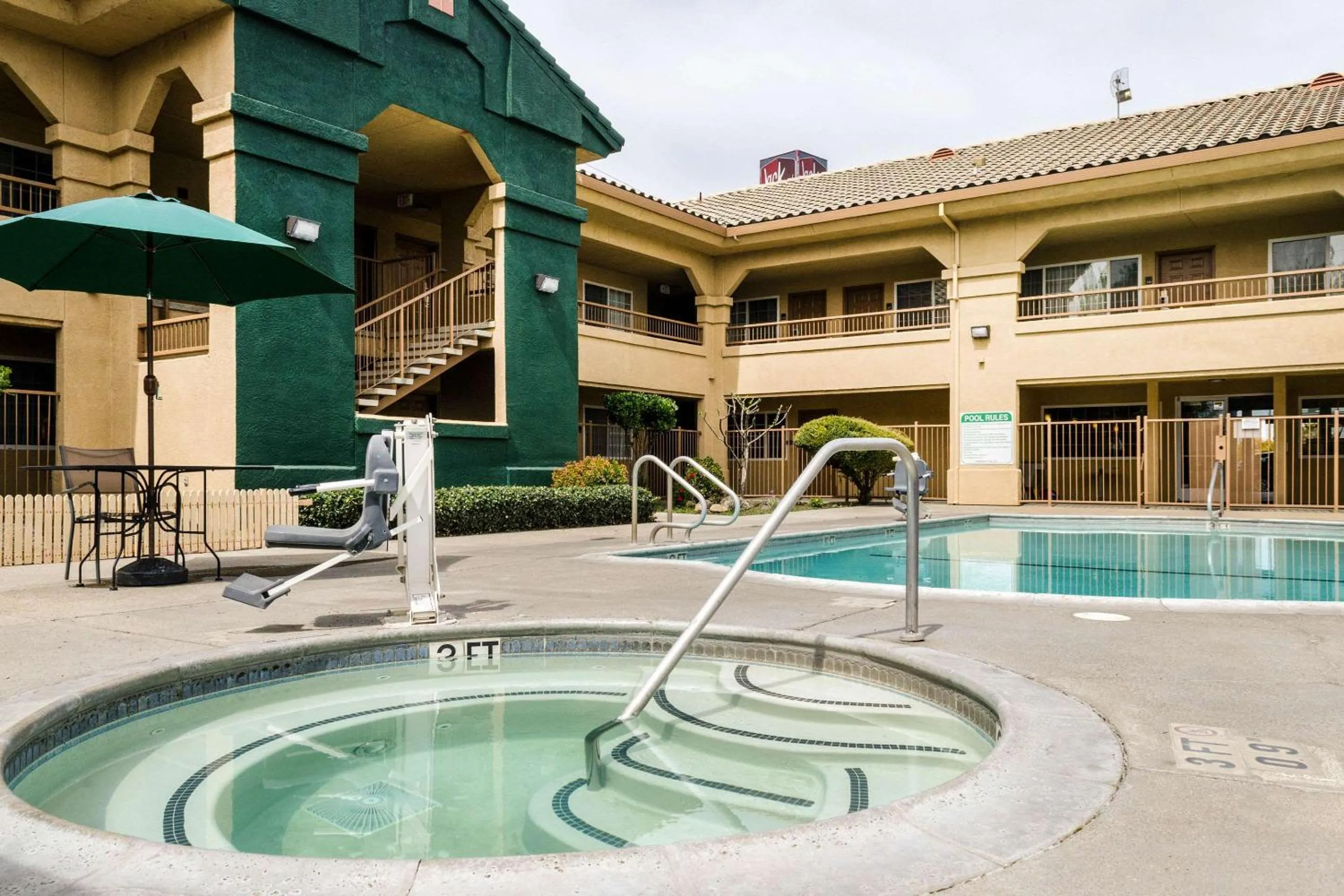 Swimming pool in Quality Inn & Suites Lathrop