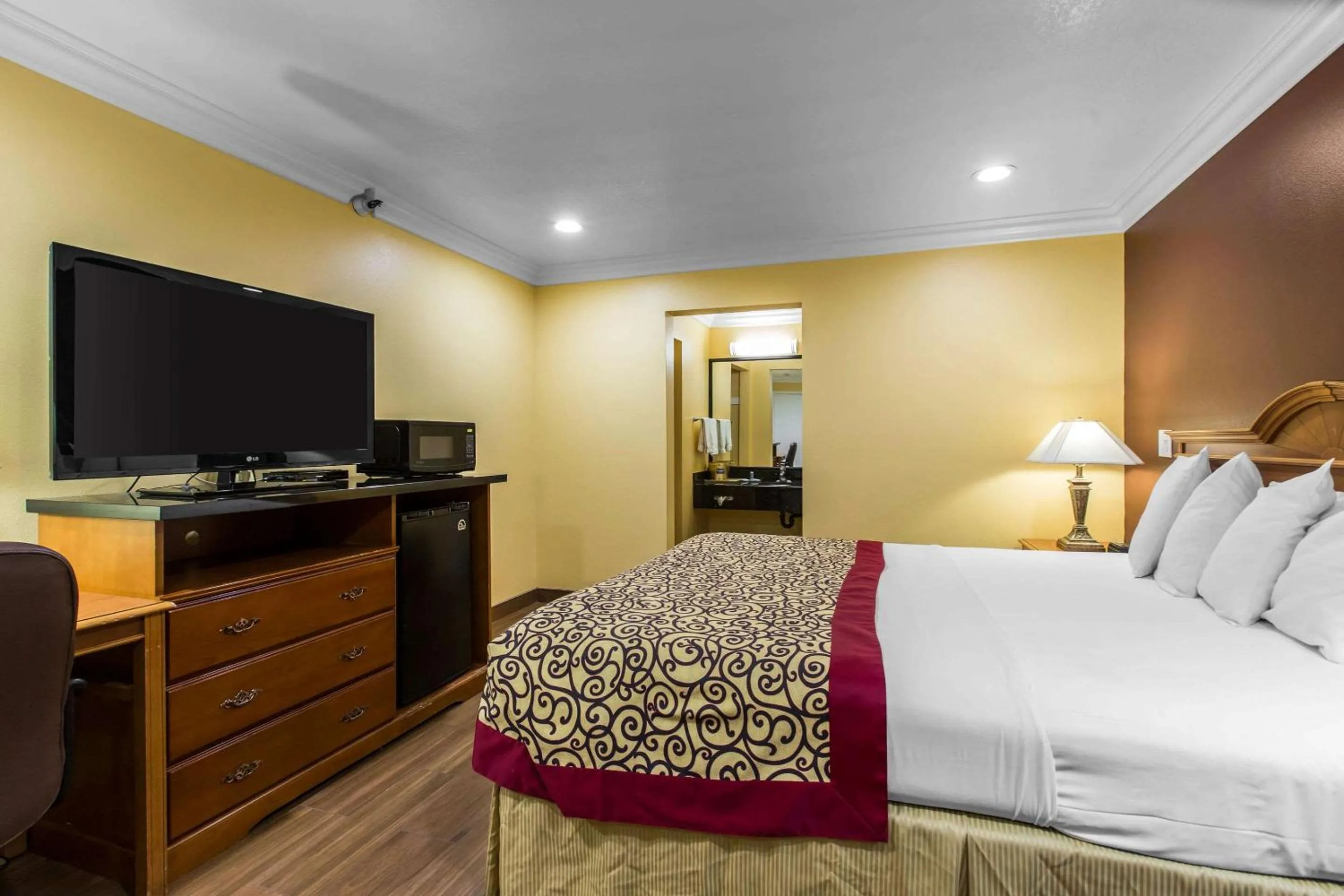 Photo of the whole room, Bed in Rodeway Inn Cypress - Buena Park