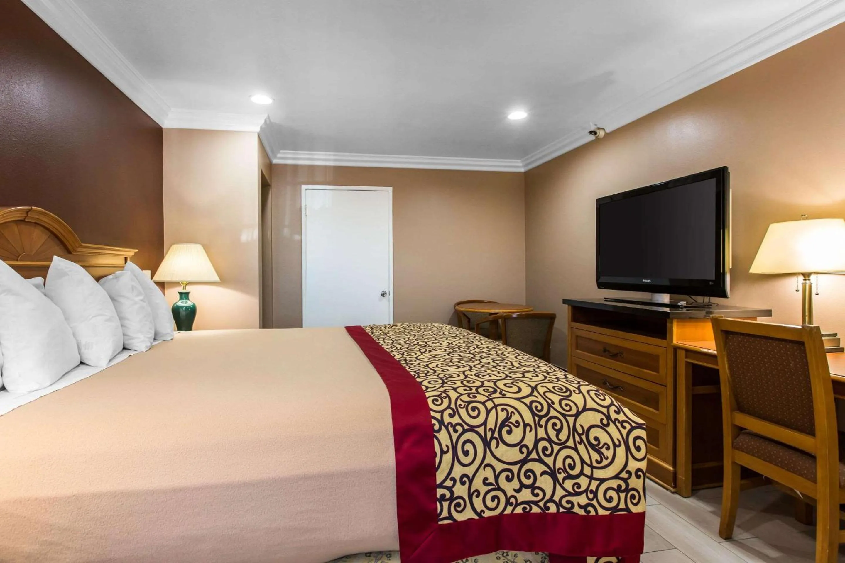 Photo of the whole room, Bed in Rodeway Inn Cypress - Buena Park