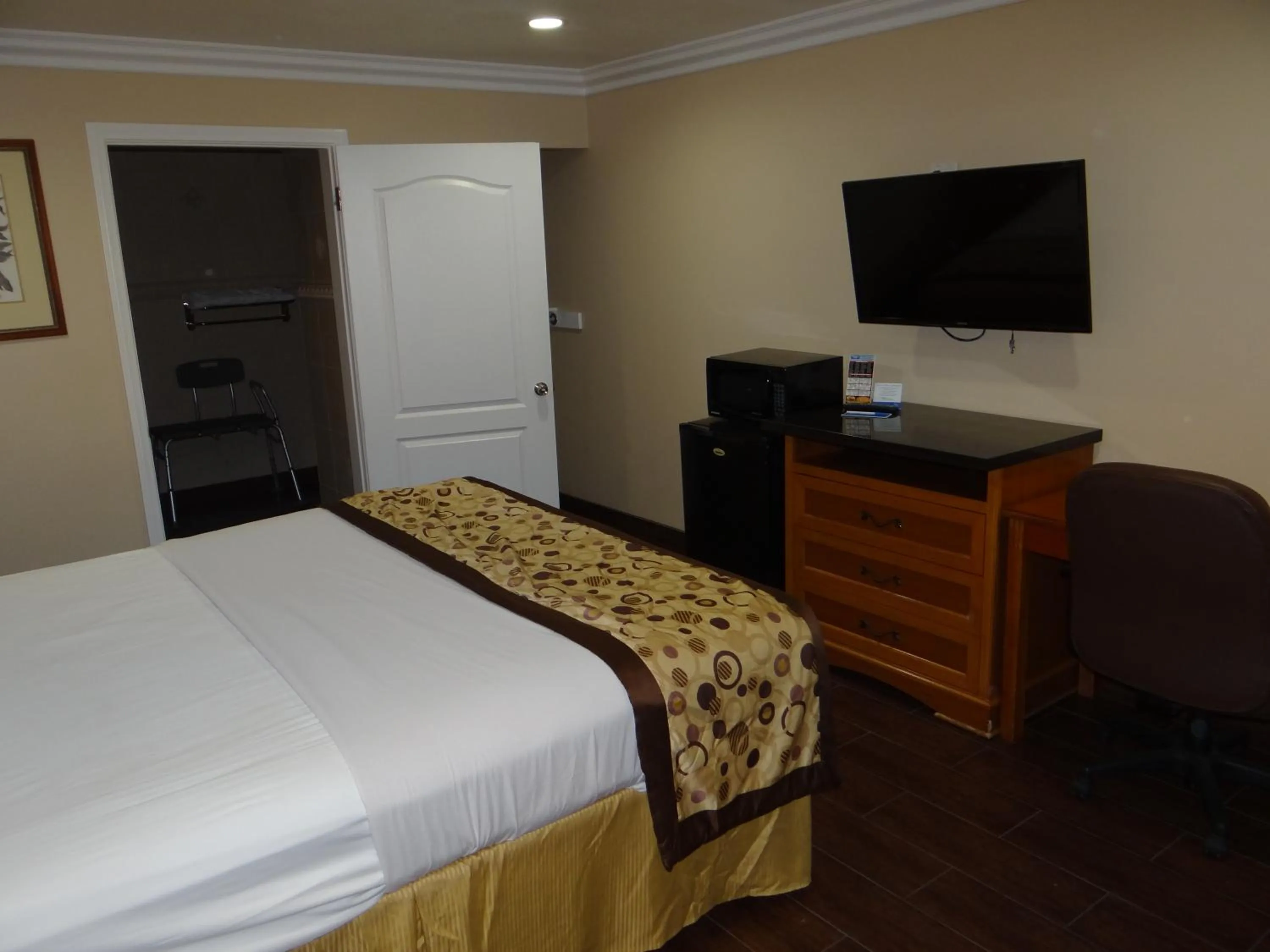 Bedroom, Bed in Rodeway Inn Cypress - Buena Park