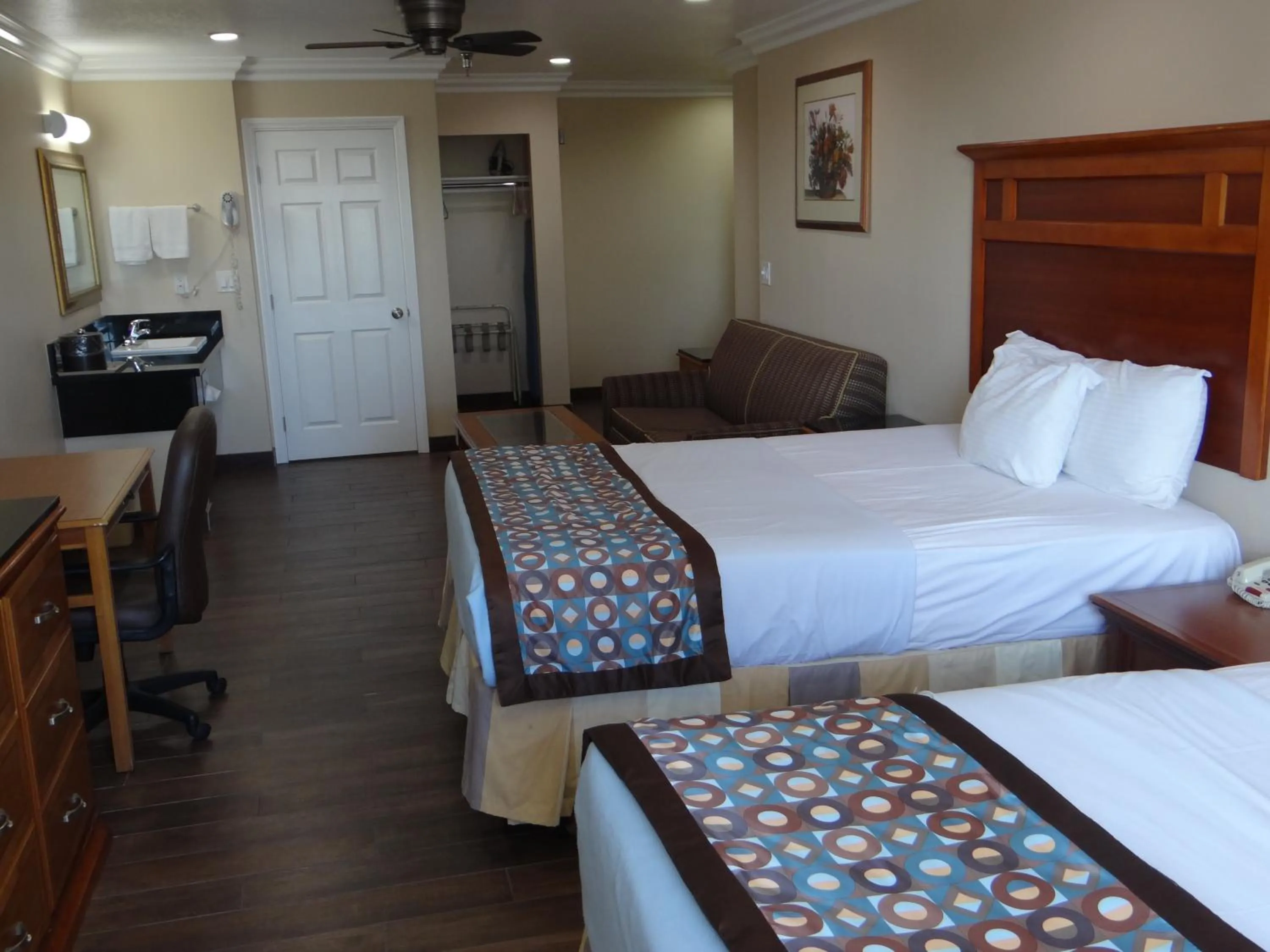 Bedroom, Bed in Rodeway Inn Cypress - Buena Park