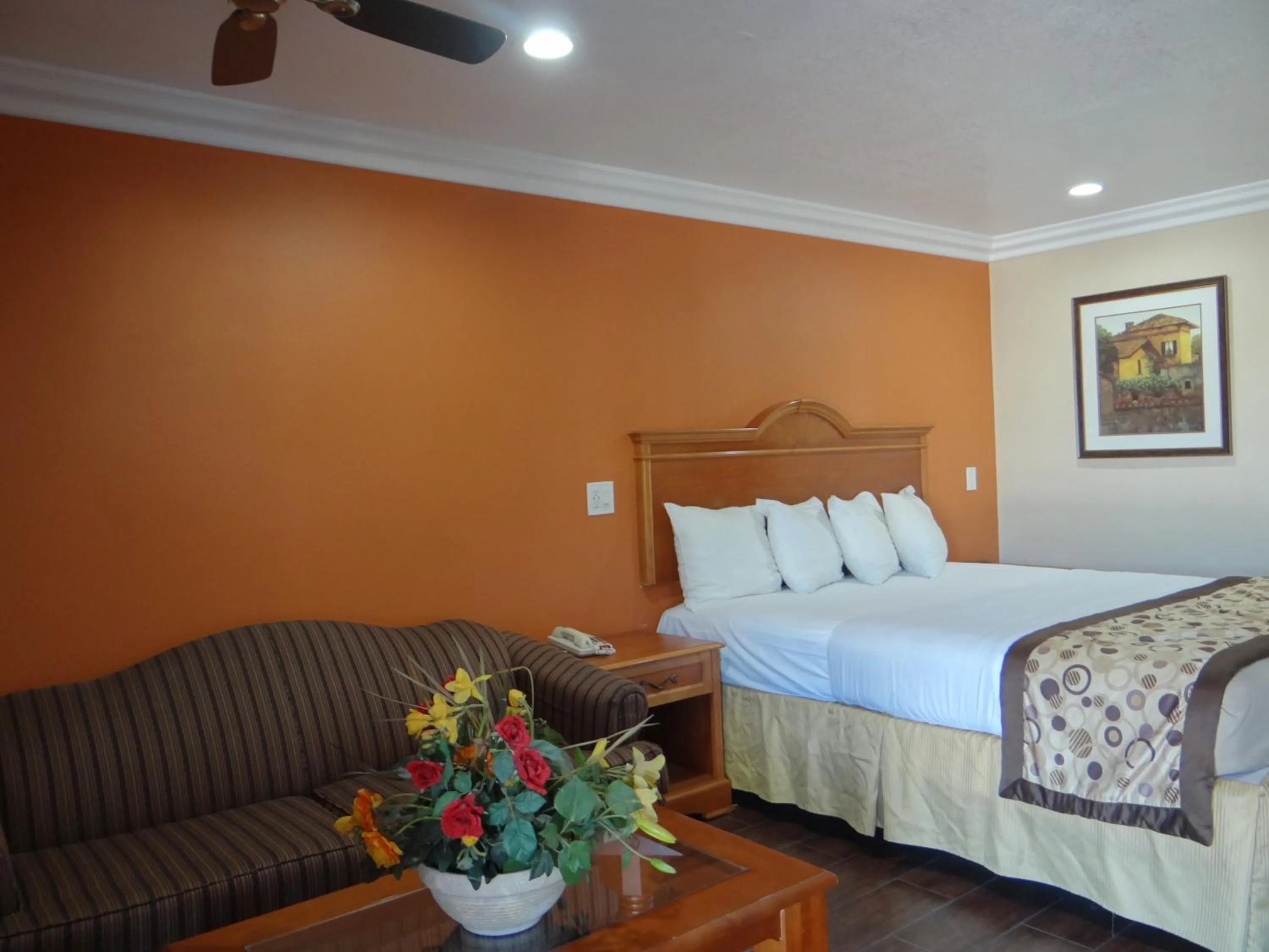 Bedroom, Bed in Rodeway Inn Cypress - Buena Park