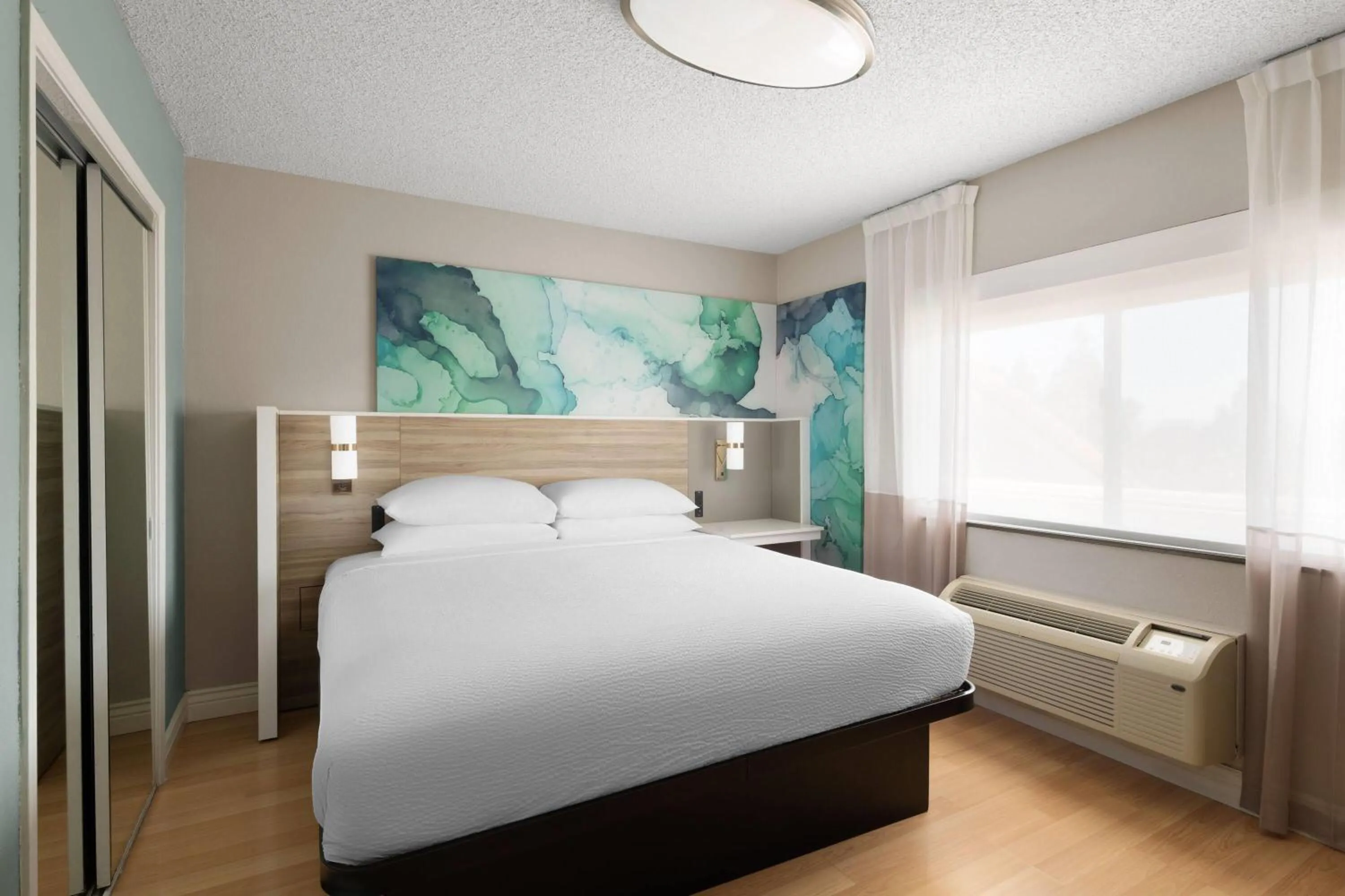 Photo of the whole room, Bed in Wyndham Garden Newark Fremont Silicon Valley