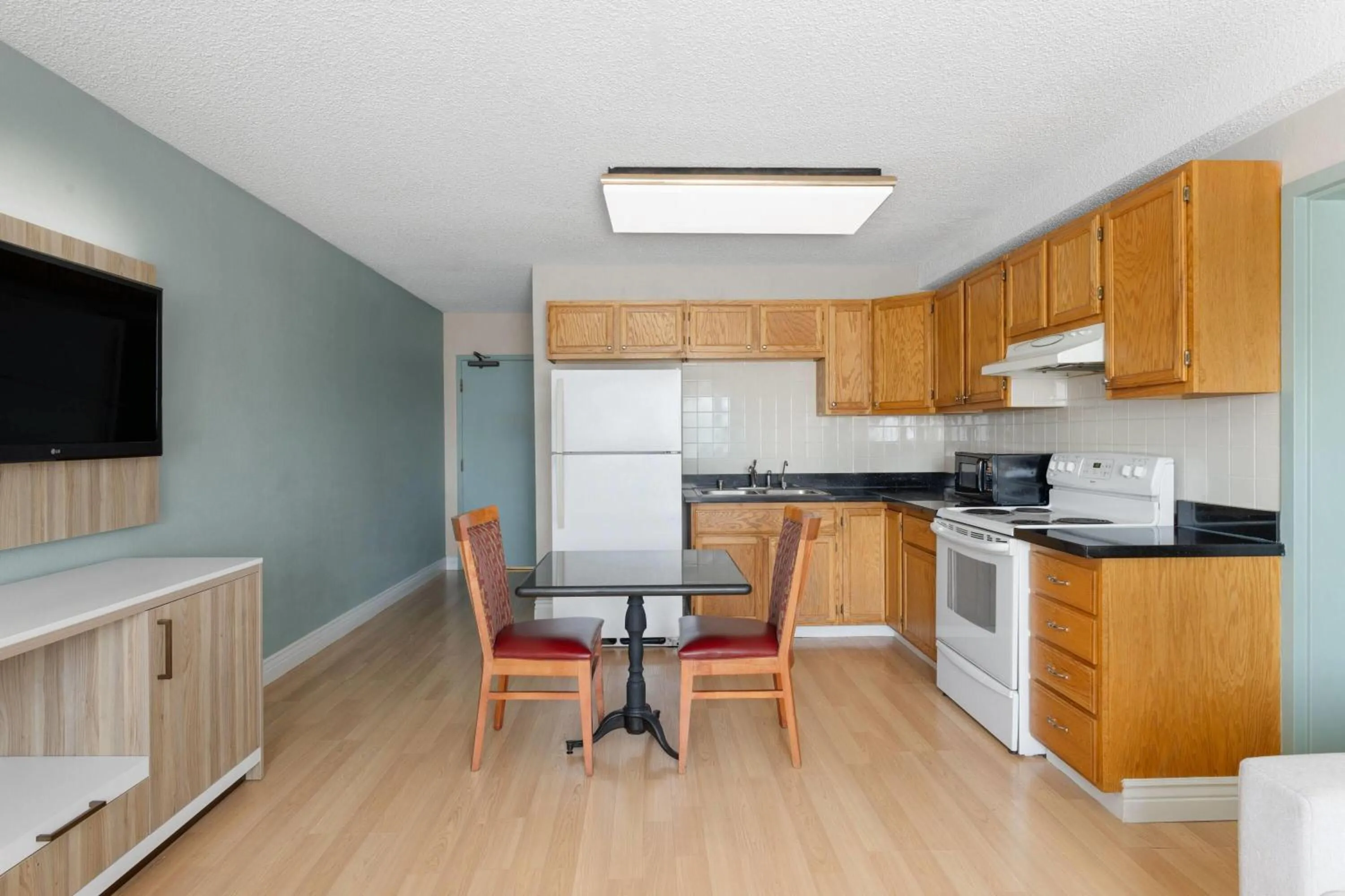 Photo of the whole room in Wyndham Garden Newark Fremont Silicon Valley