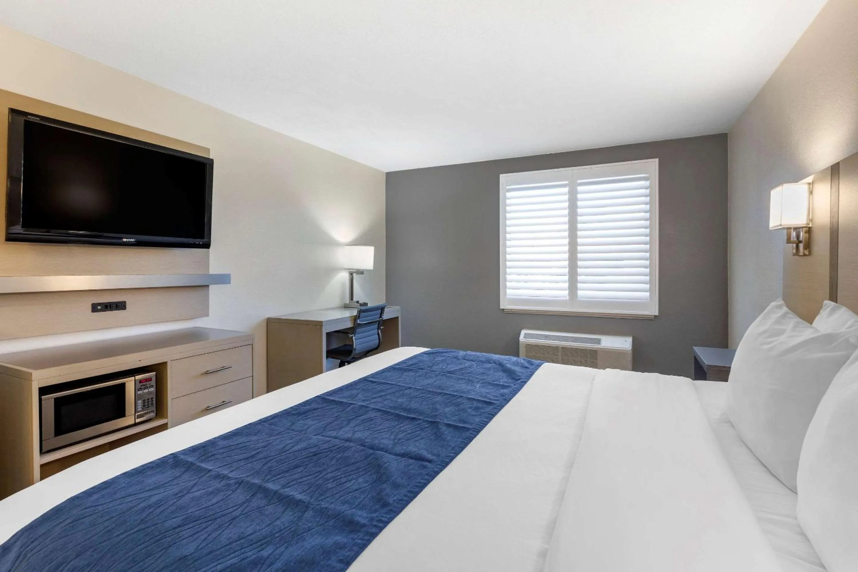 Photo of the whole room, Bed in Comfort Inn San Diego Miramar