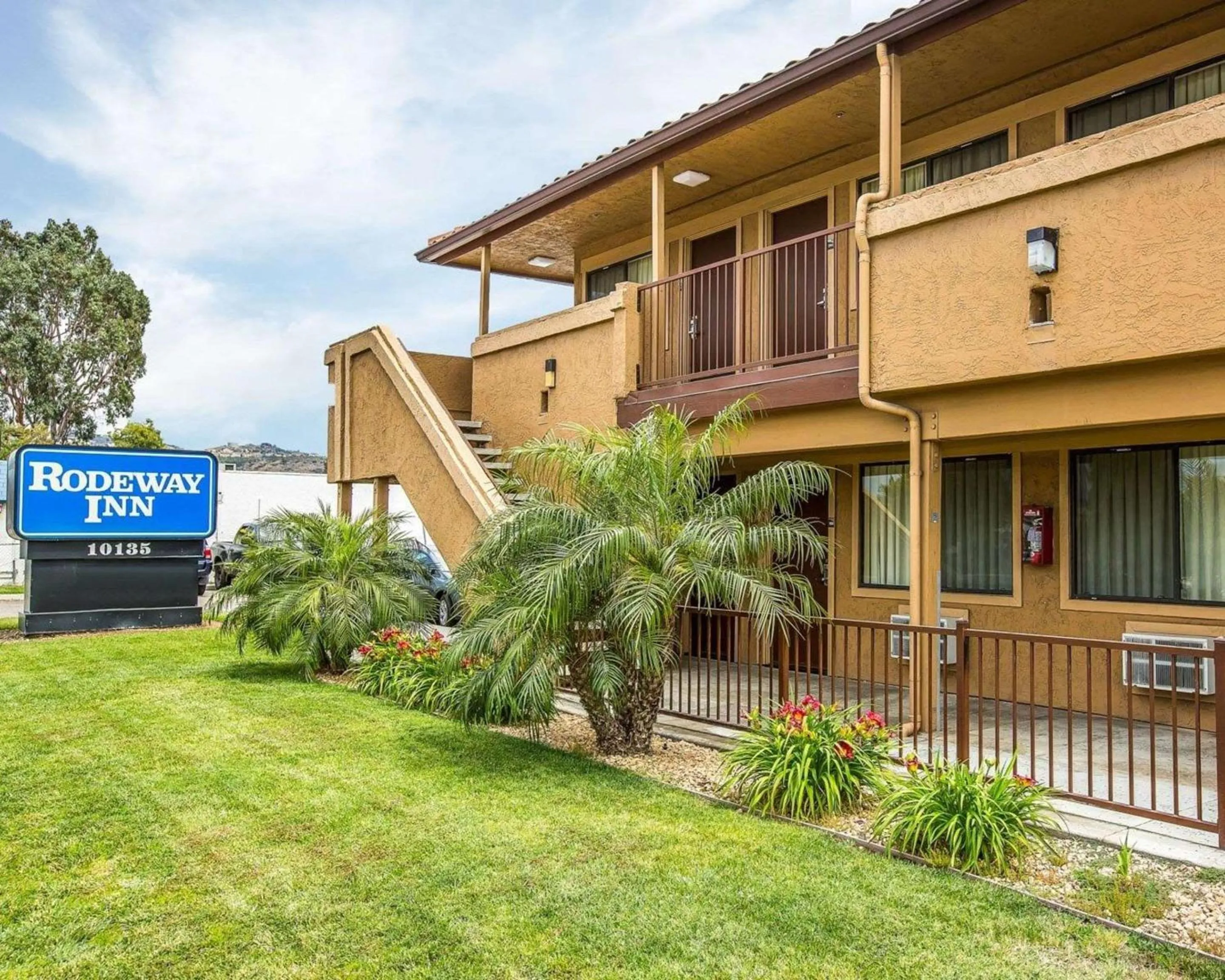 Property building in Rodeway Inn Santee San Diego East