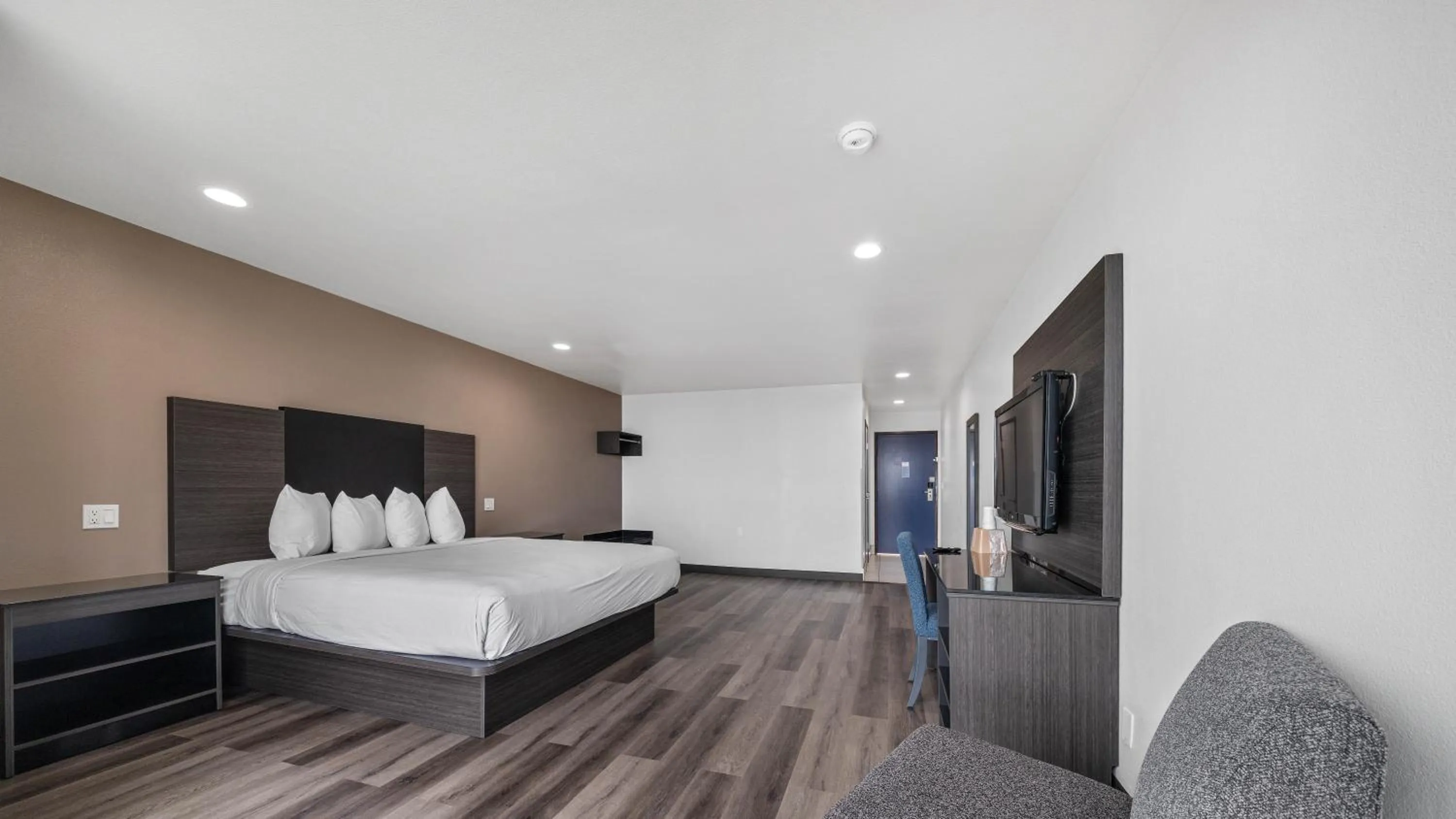 Bed in Oceanside, CA – Marina / Camp Pendleton