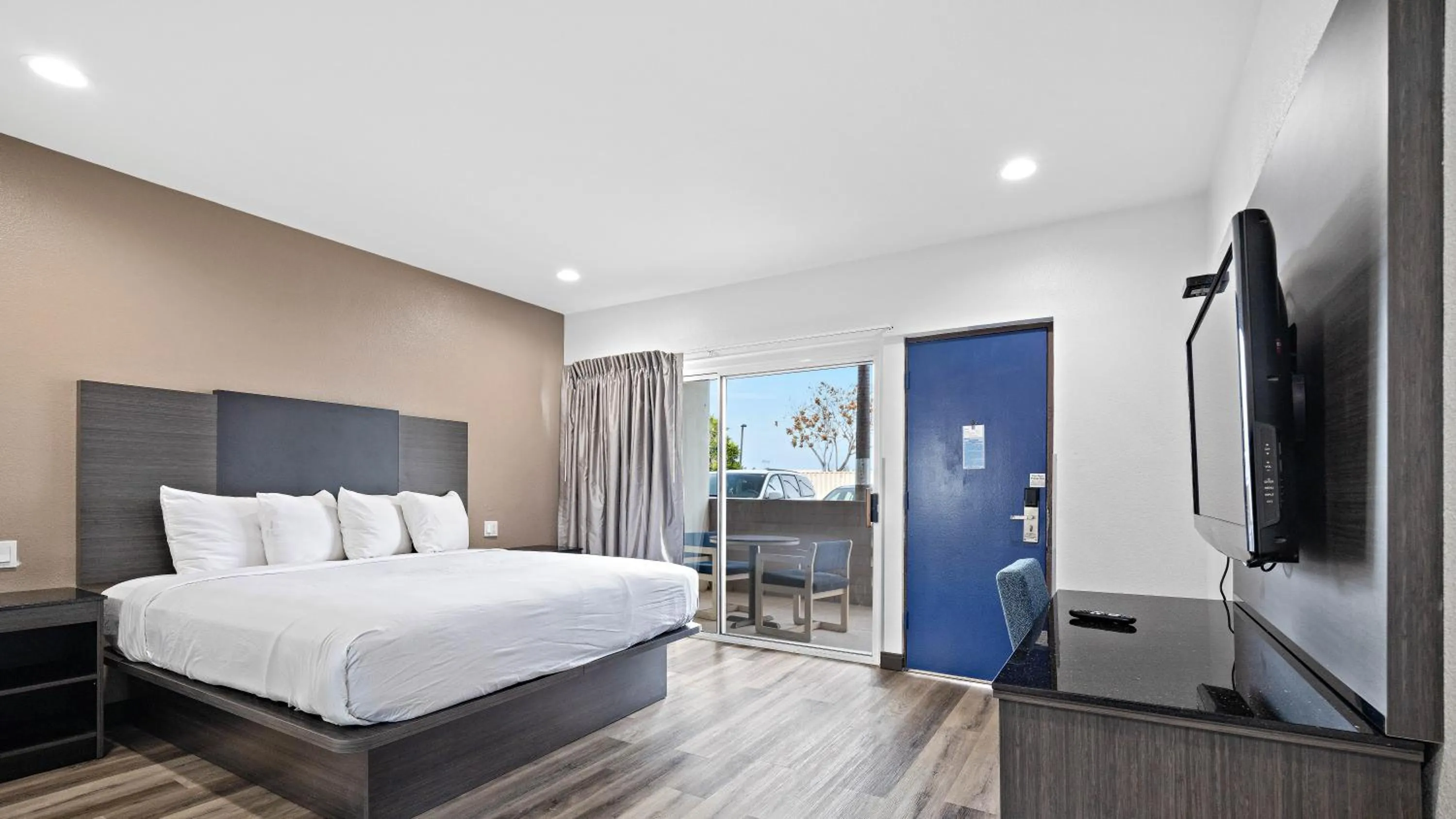 Bed in Oceanside, CA – Marina / Camp Pendleton