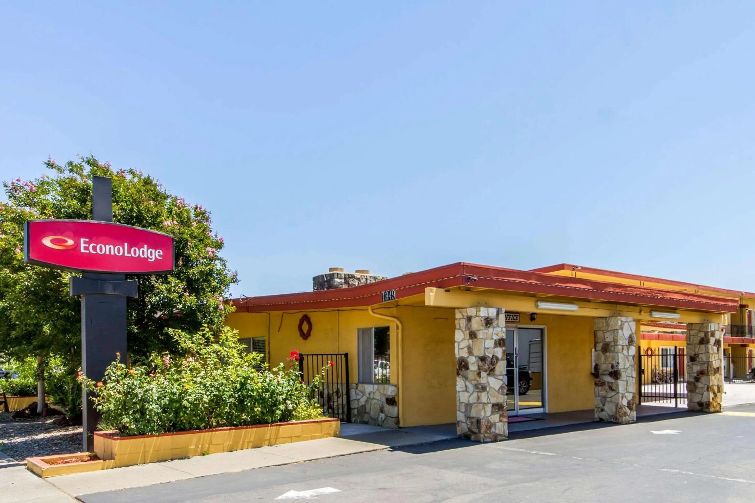 Property building in Econo Lodge