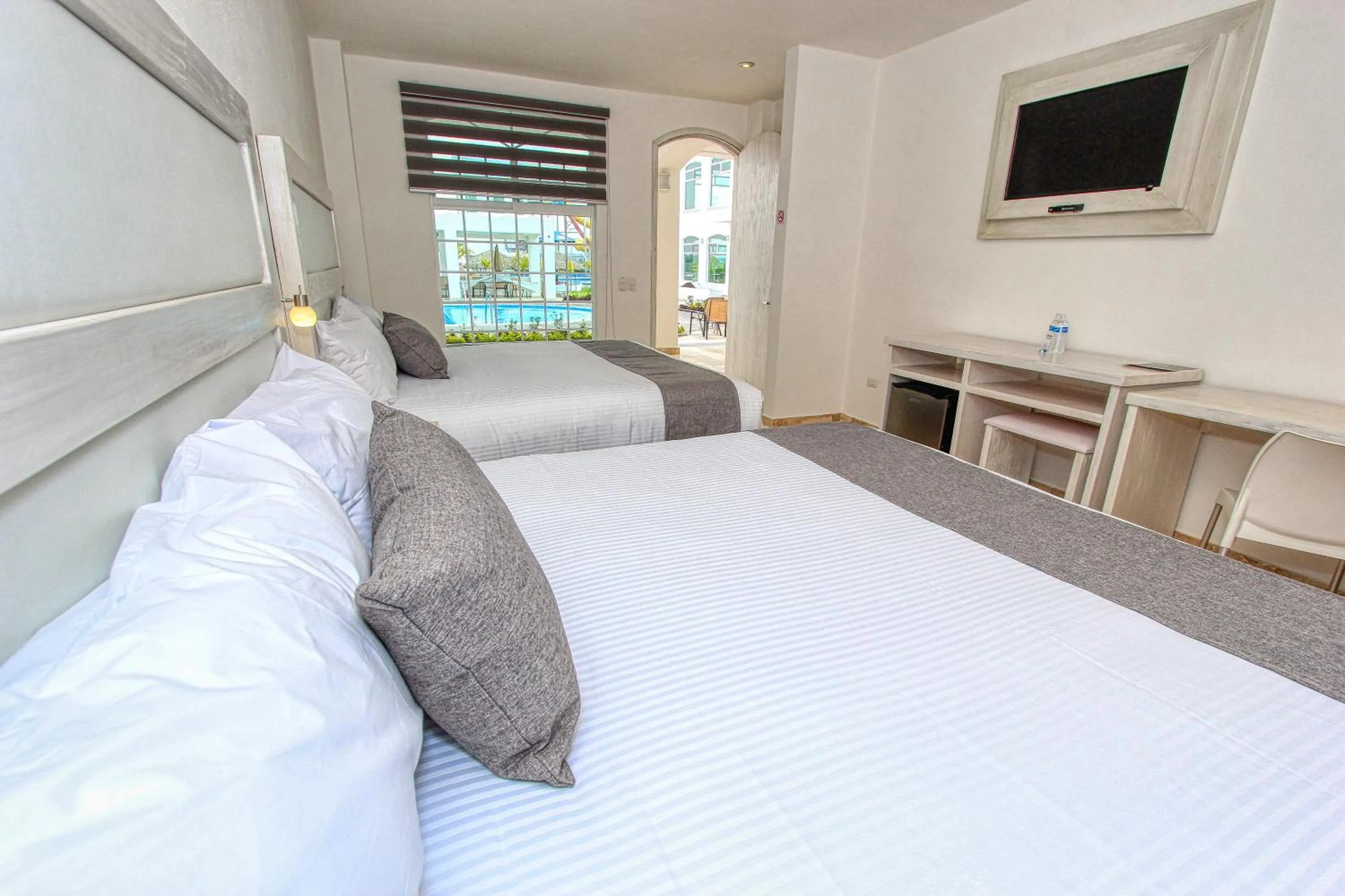 Bed in Hotel Splash Inn