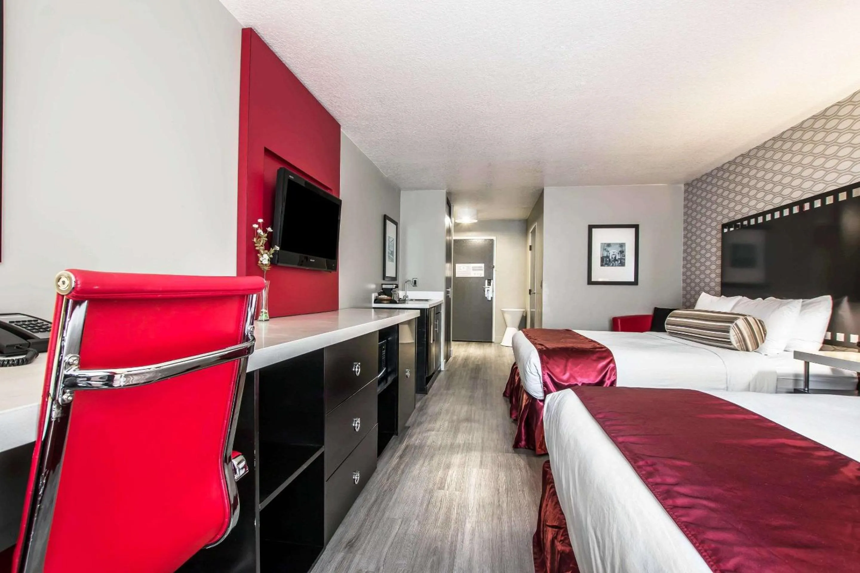 Bedroom, Bed in Tilt Hotel Universal-Hollywood, an Ascend Collection Hotel