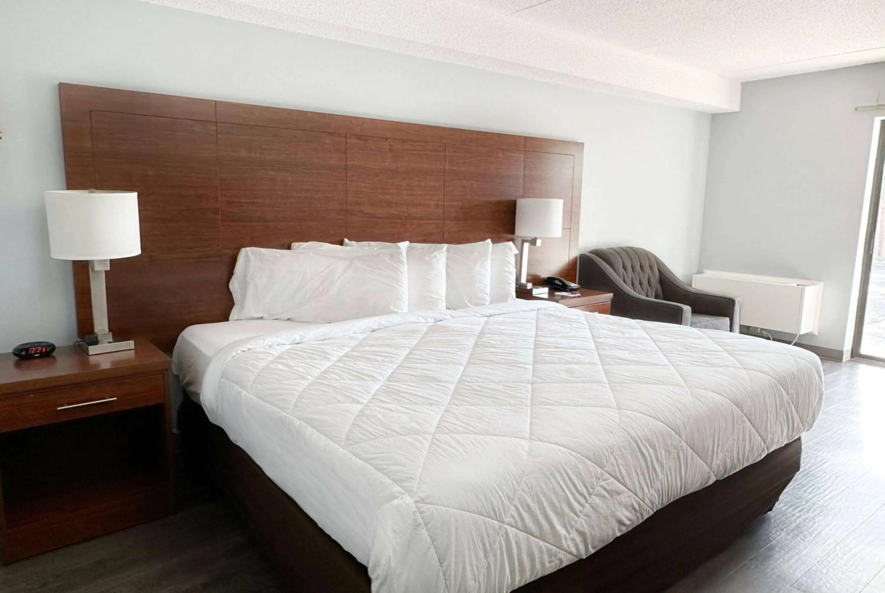 Photo of the whole room, Bed in Travelodge by Wyndham Welland