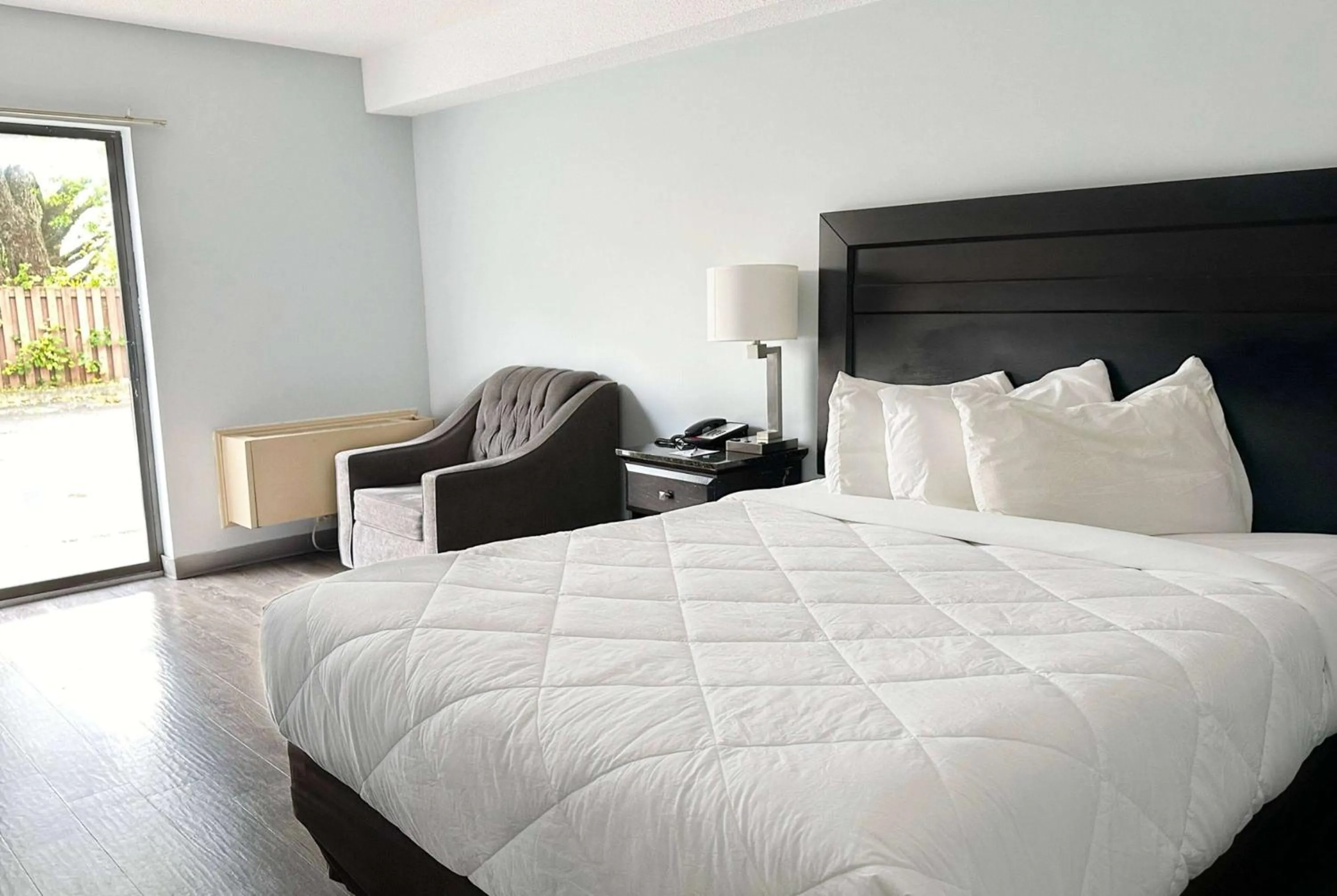 Photo of the whole room, Bed in Travelodge by Wyndham Welland