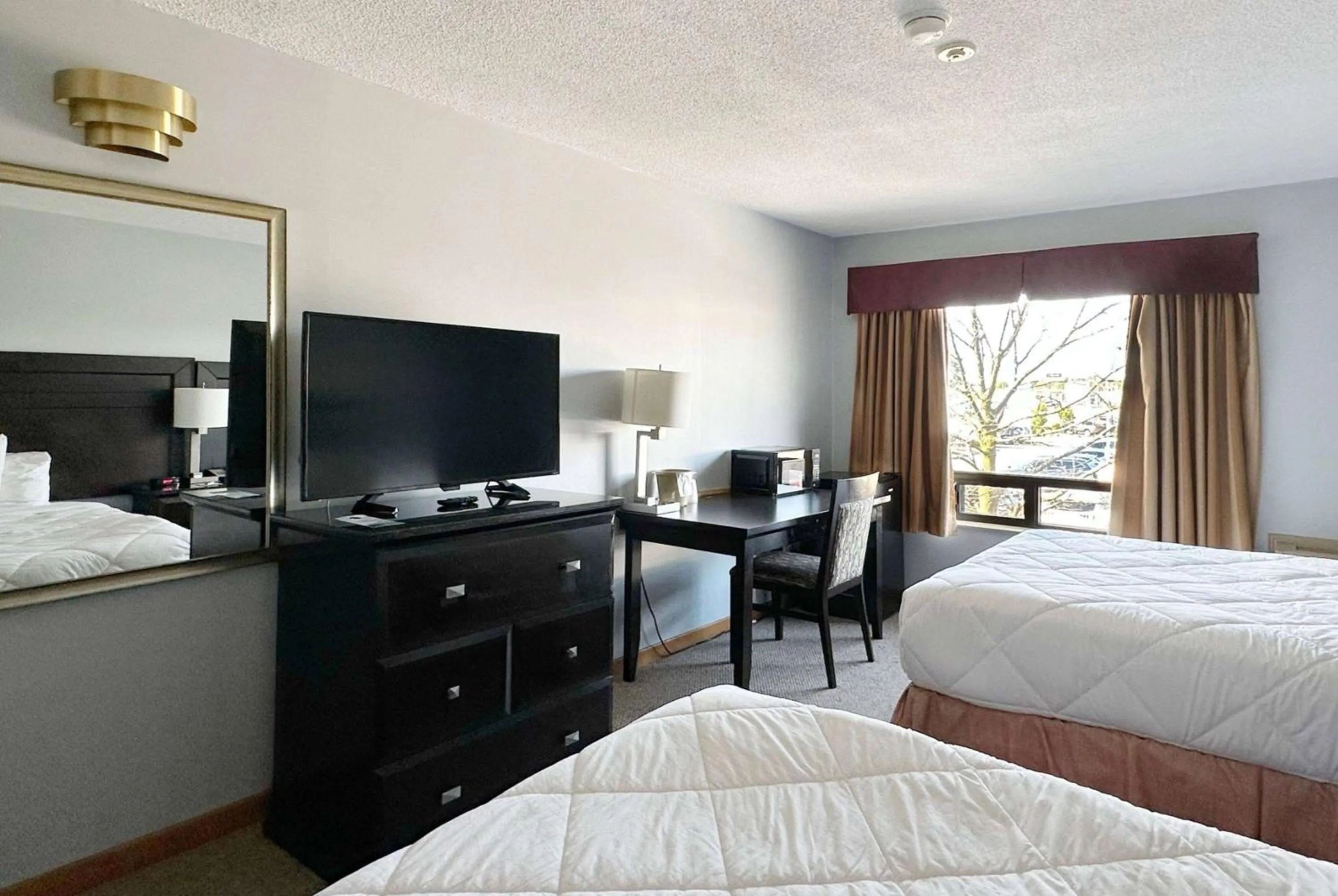 Photo of the whole room, Bed in Travelodge by Wyndham Welland