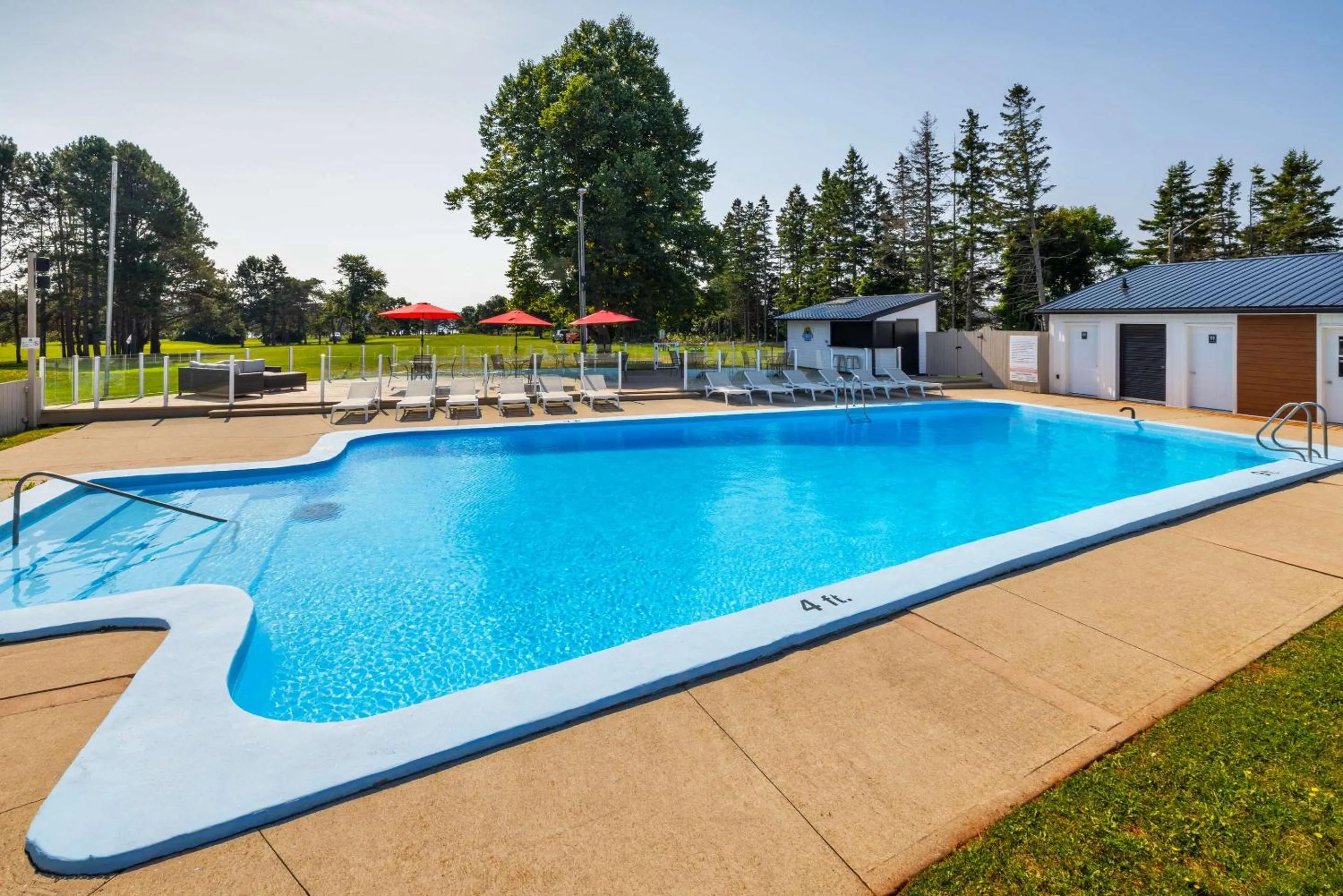 Swimming pool in Quality Inn & Suites Garden of the Gulf