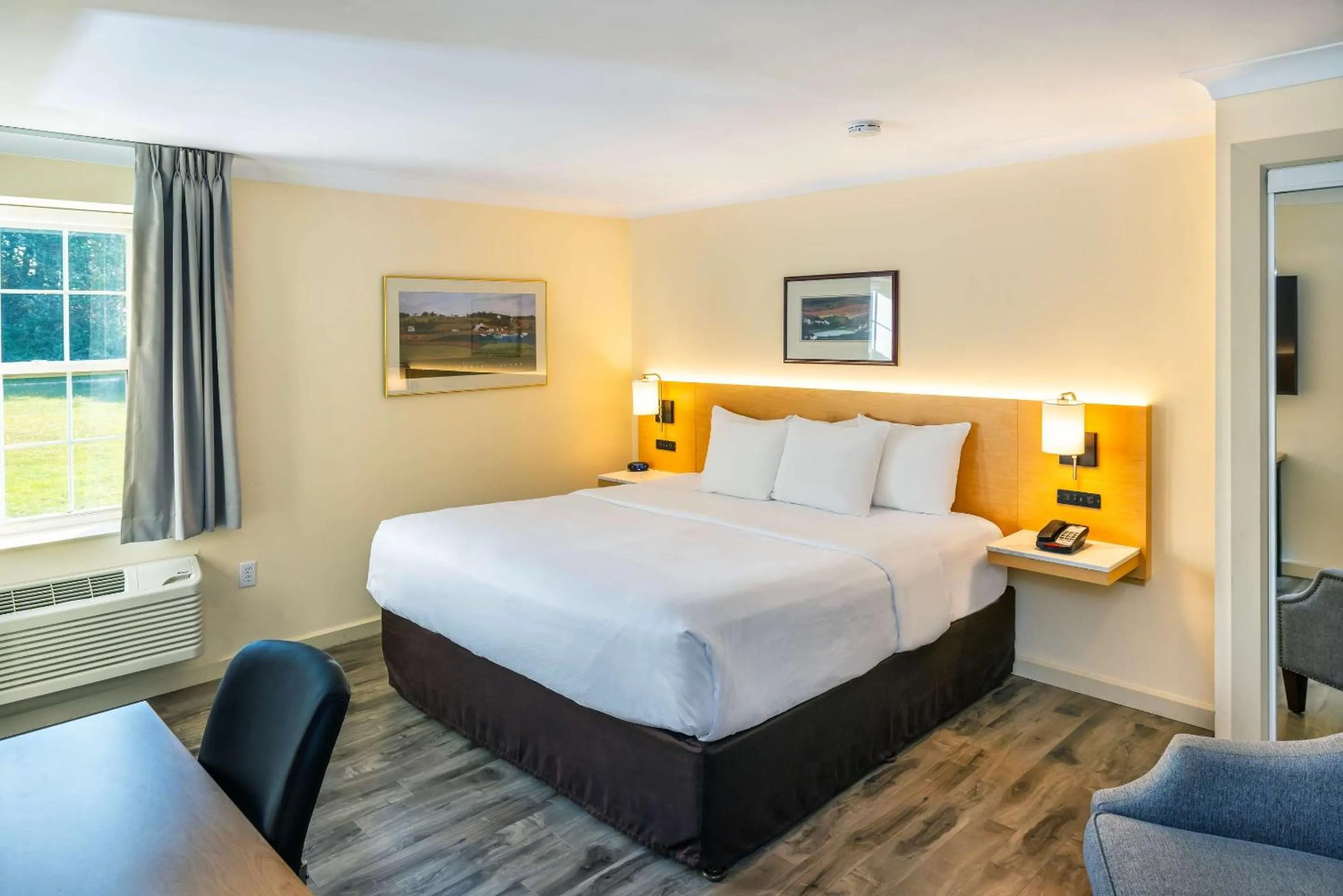 Bedroom, Bed in Quality Inn & Suites Garden of the Gulf