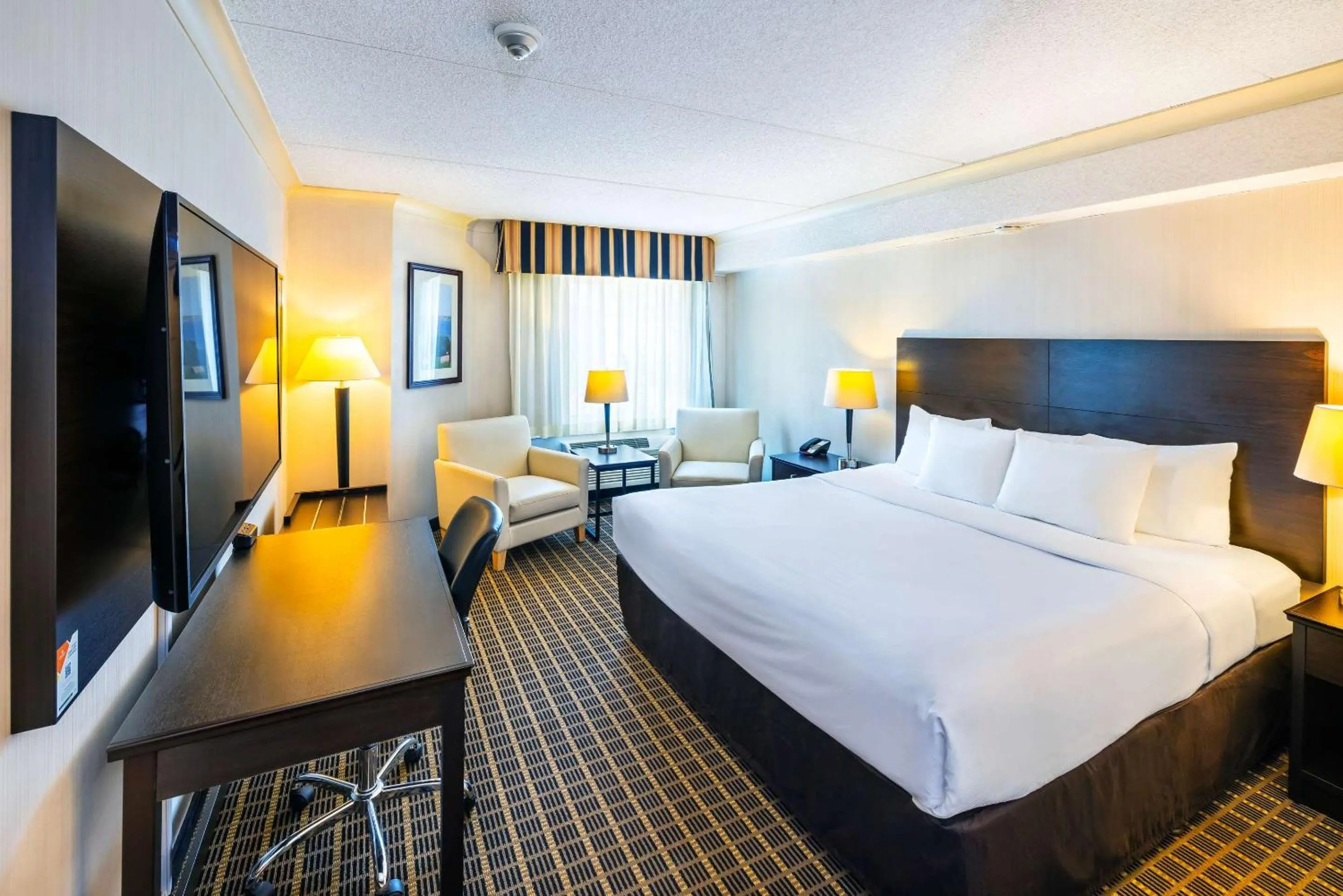 Bedroom, Bed in Quality Inn & Suites Garden of the Gulf