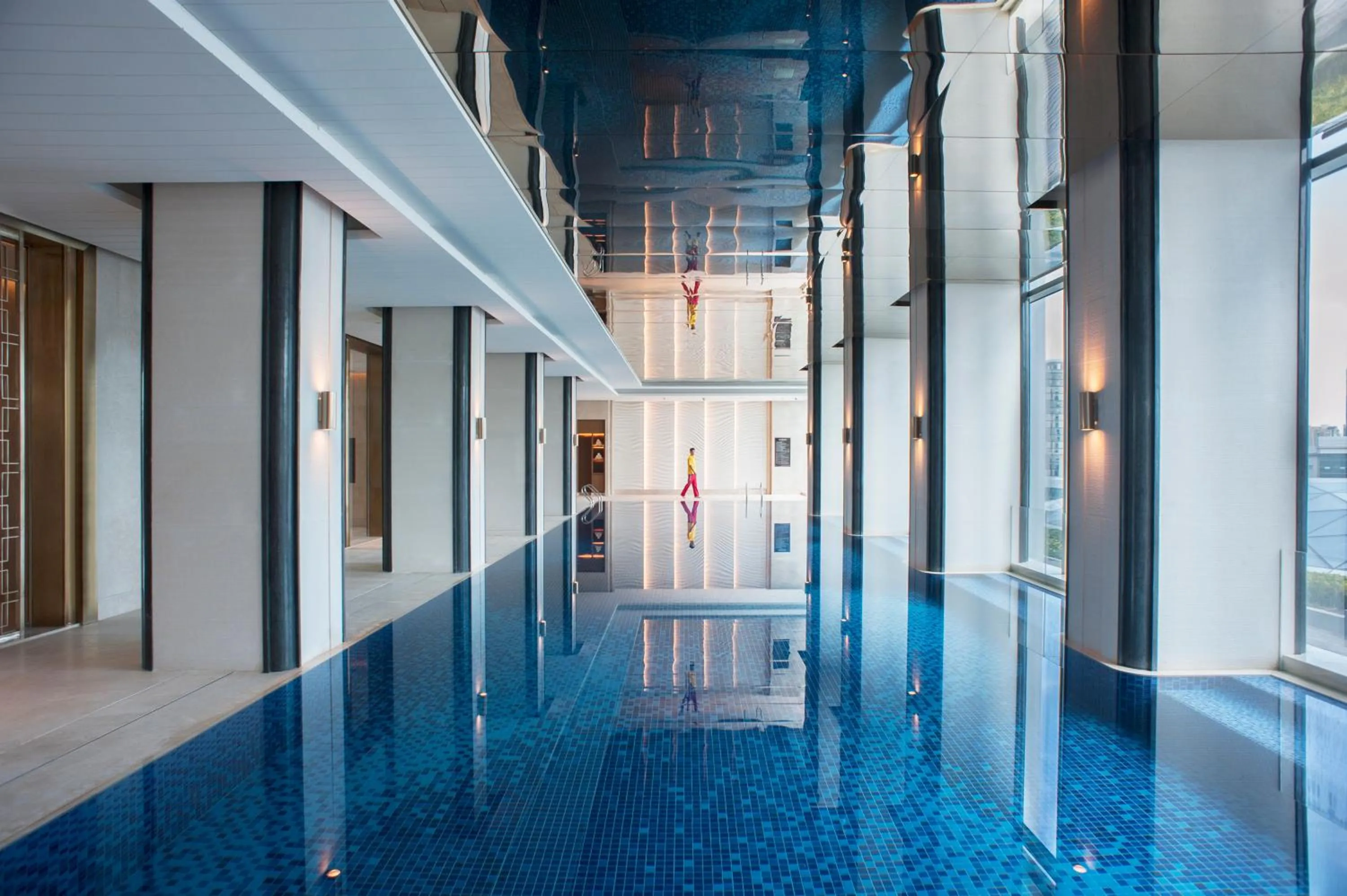 Swimming pool in Shangri-La Yuanqu, Suzhou
