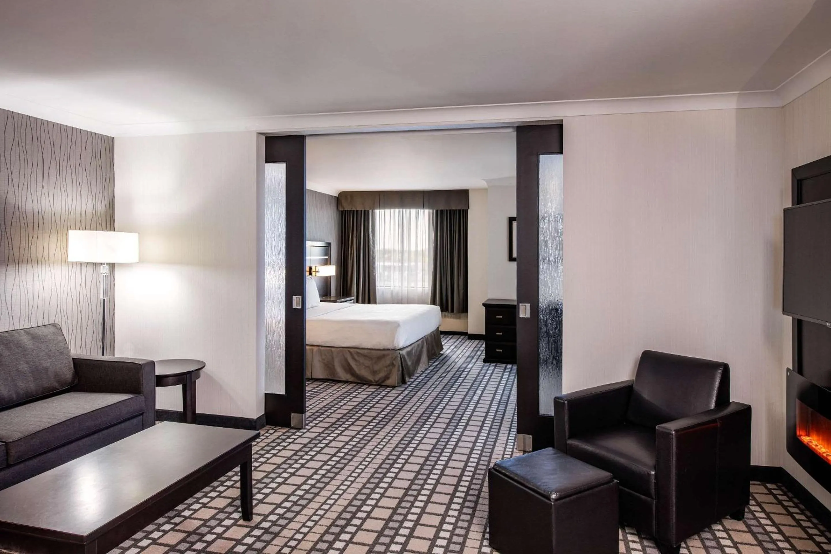 Photo of the whole room, Seating Area in Clarion Hotel & Suites