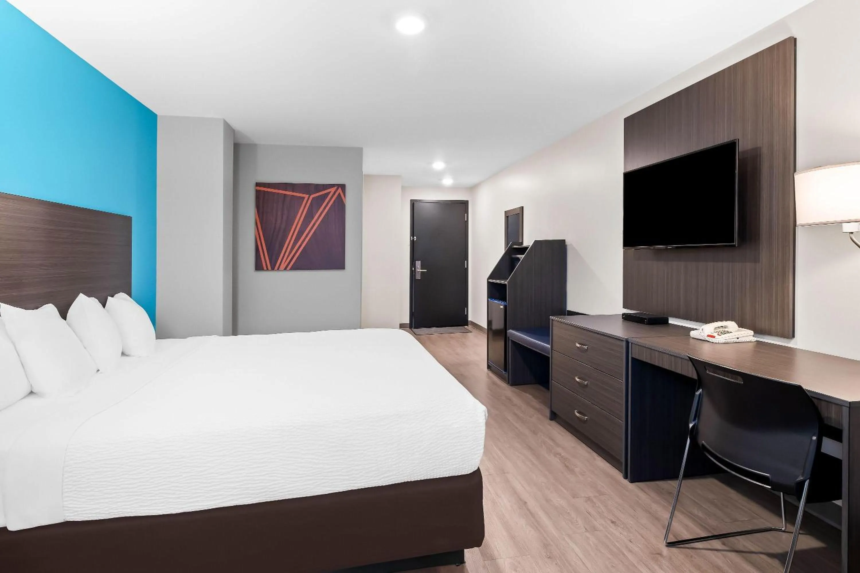 Bed in Howard Johnson by Wyndham Thunder Bay