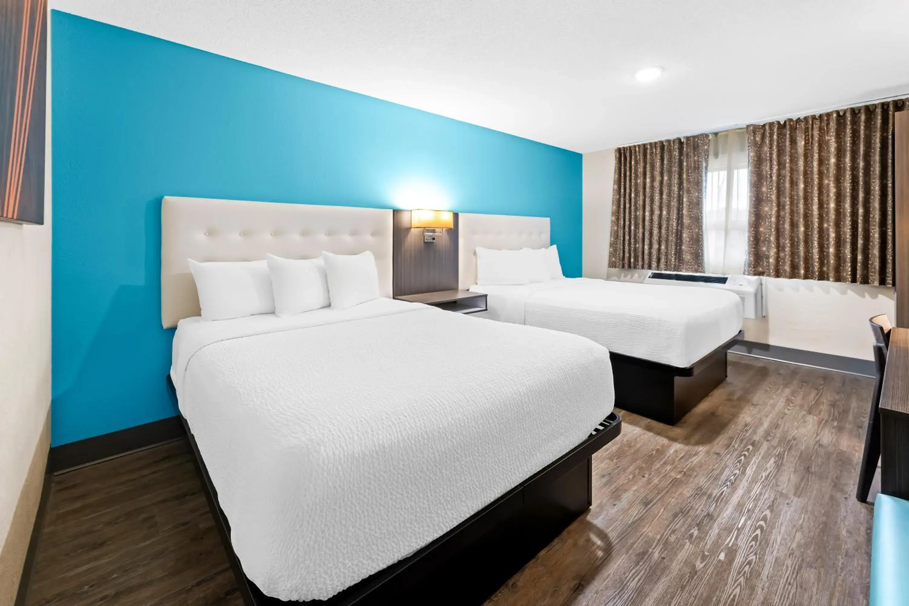 Superior Queen Room - Mobility Accessible Room with Roll-In Shower/No Pets/Non-Smoking in Howard Johnson by Wyndham Thunder Bay Superior Queen Room - Mobility Accessible Room with Roll-In Shower/No Pets/Non-Smoking in Howard Johnson by Wyndham Thunder Bay