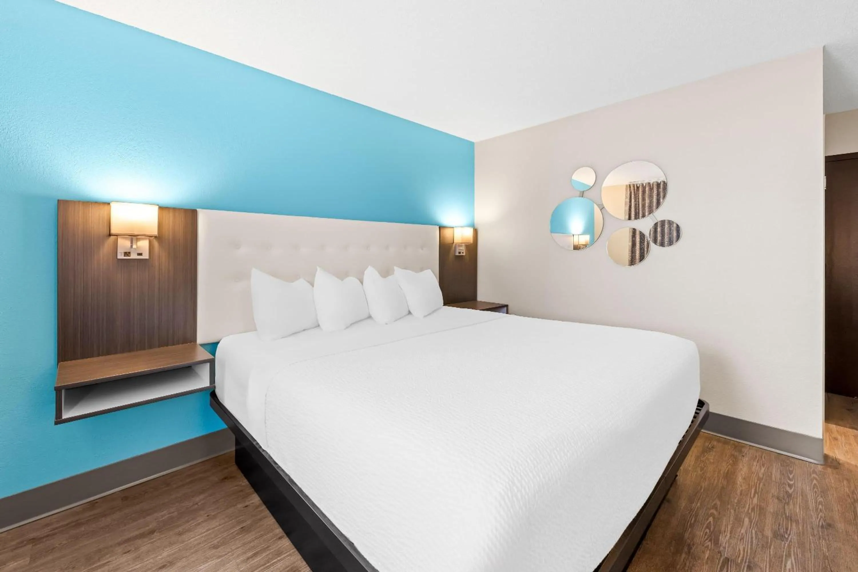 Bed in Howard Johnson by Wyndham Thunder Bay