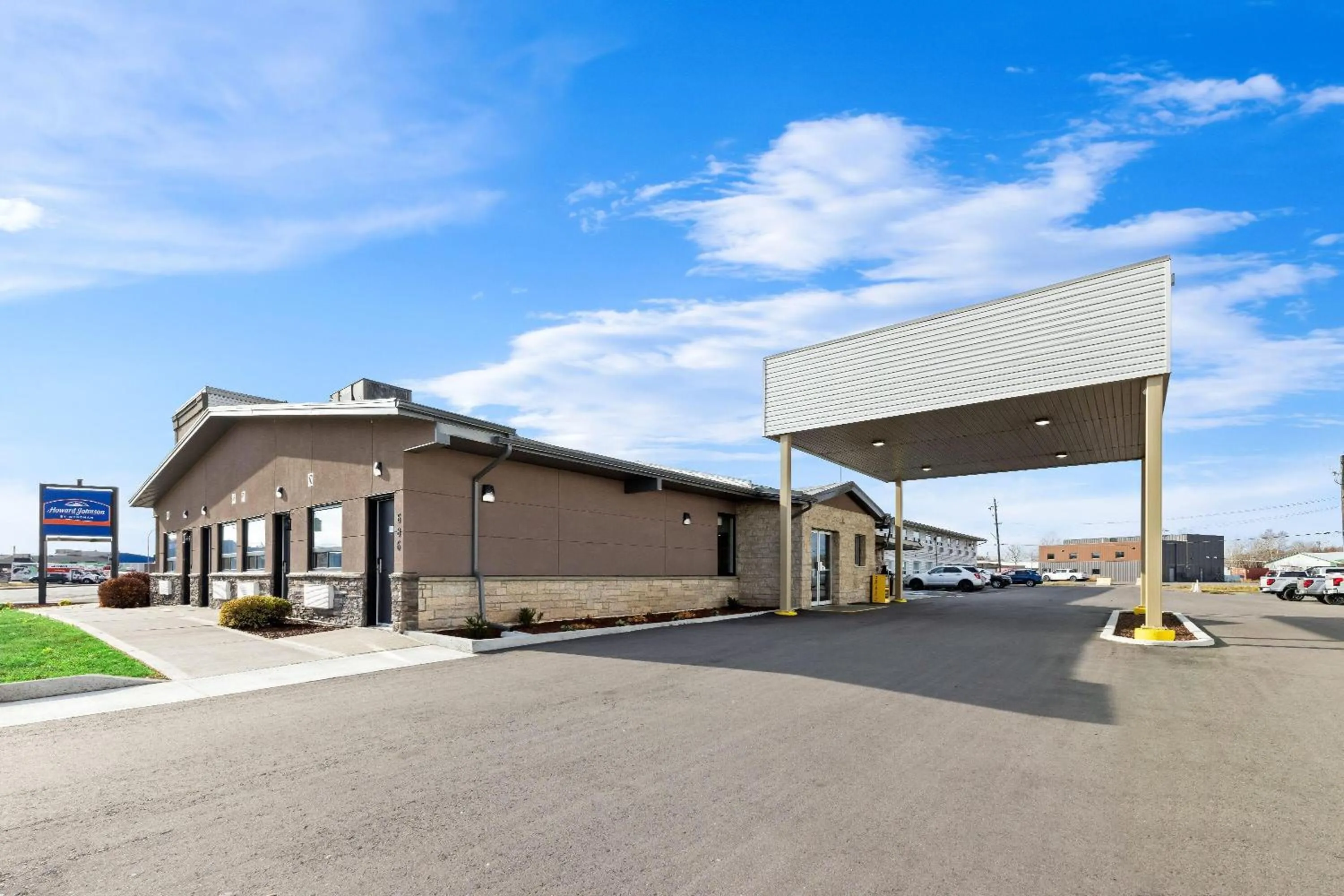 Property building in Howard Johnson by Wyndham Thunder Bay