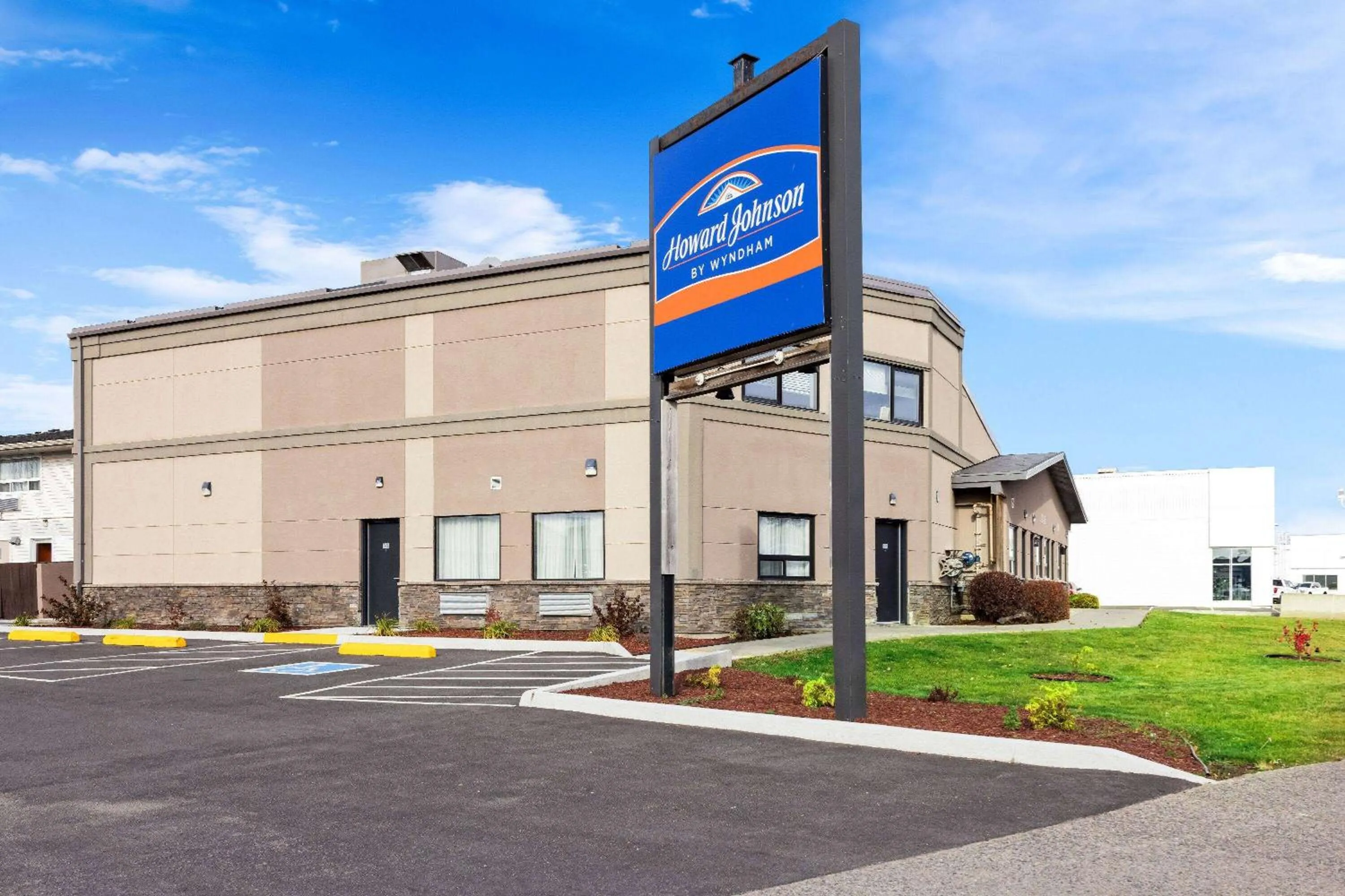 Property building in Howard Johnson by Wyndham Thunder Bay