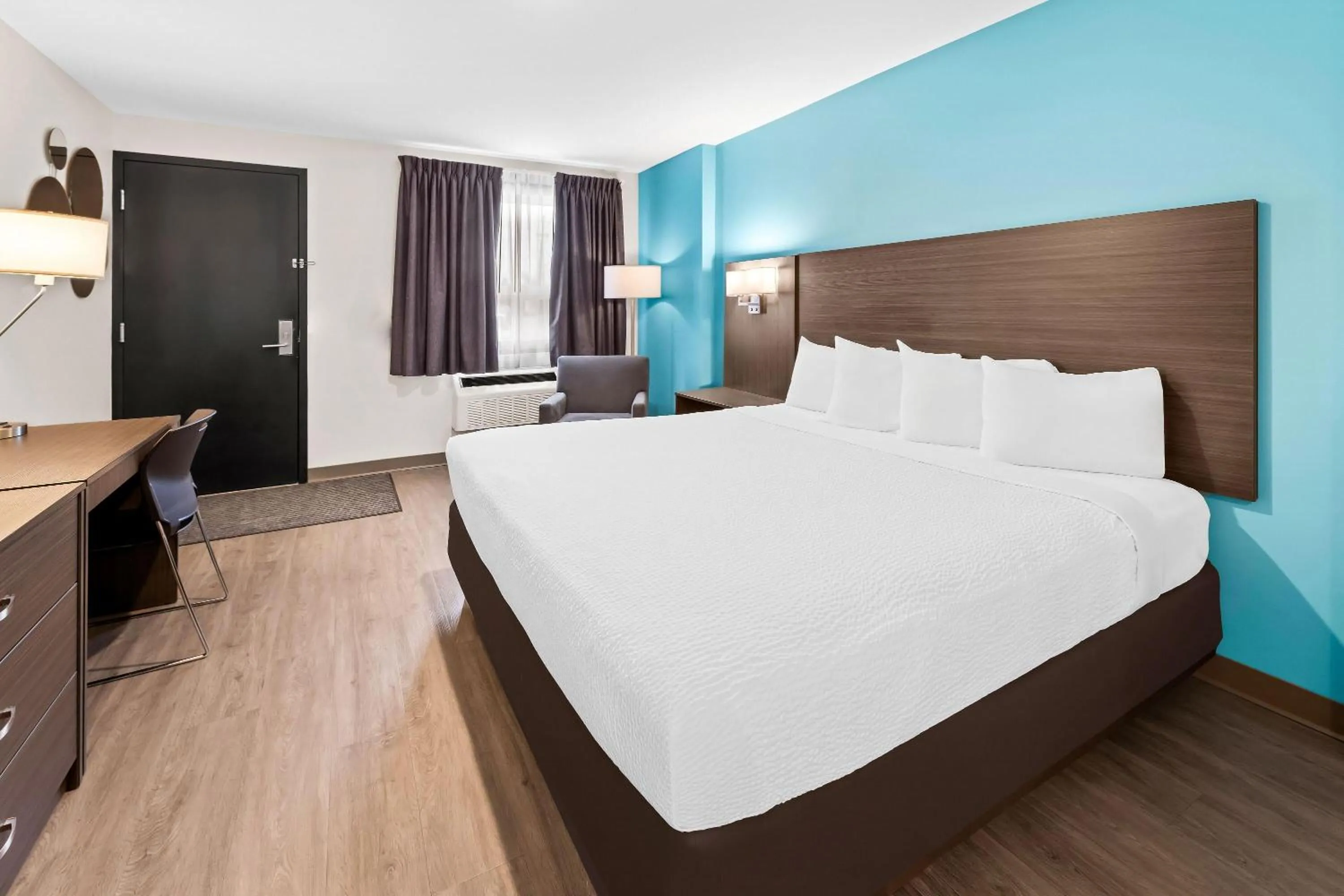 Bed in Howard Johnson by Wyndham Thunder Bay