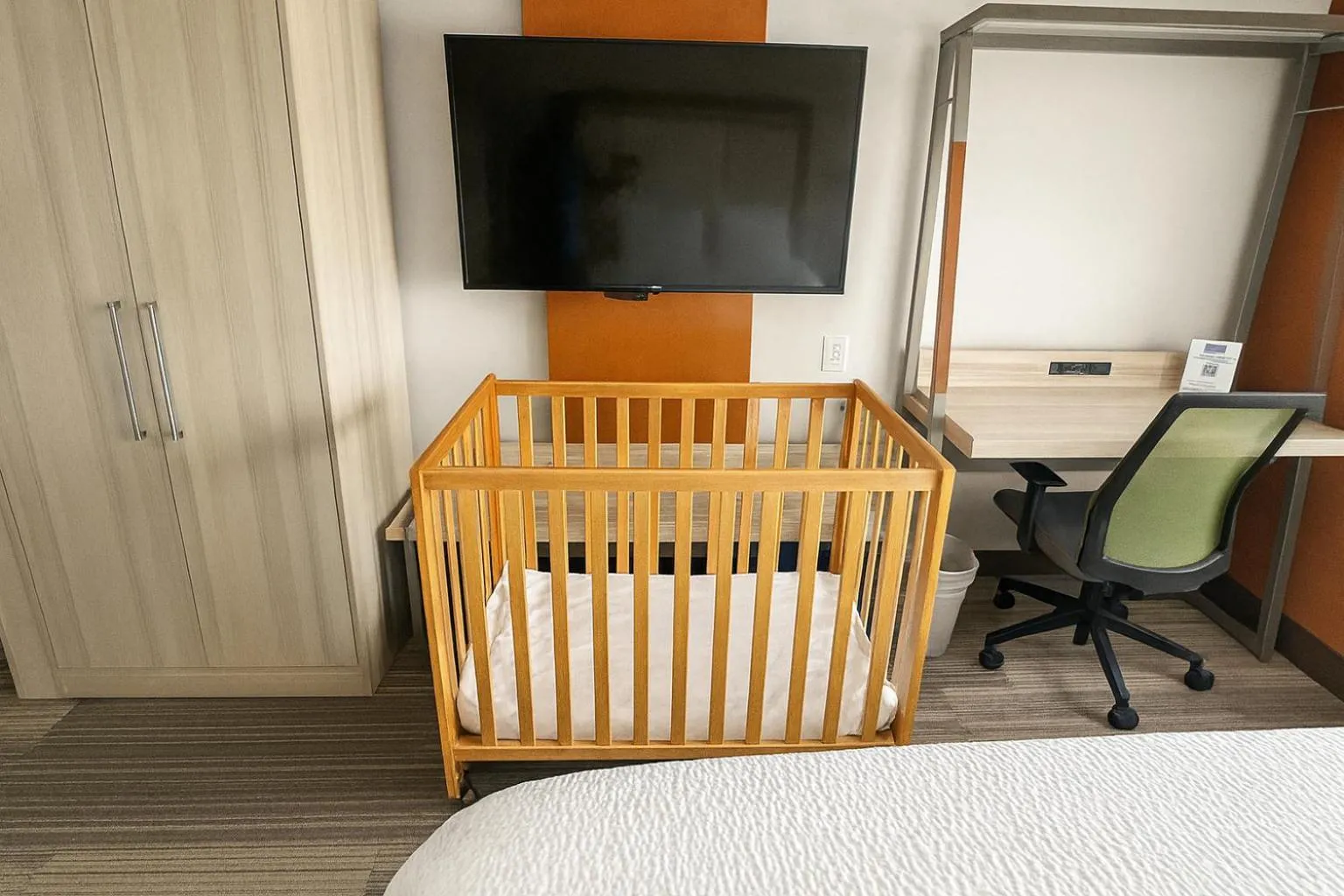 cot, Bed in Holiday Inn Express & Suites Halifax - Bedford by IHG