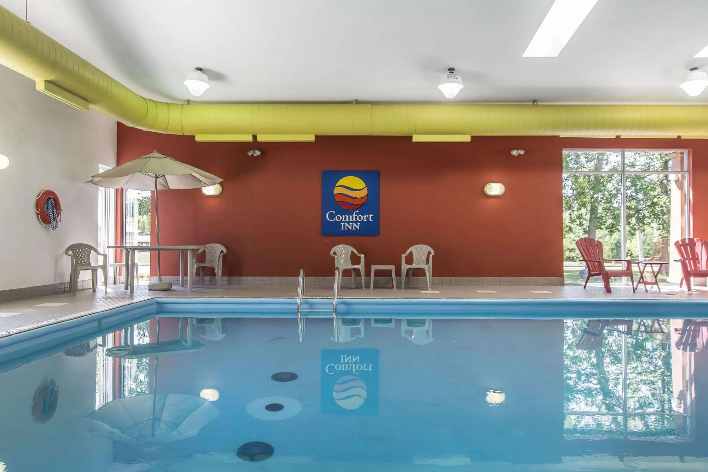 Swimming pool in Comfort Inn