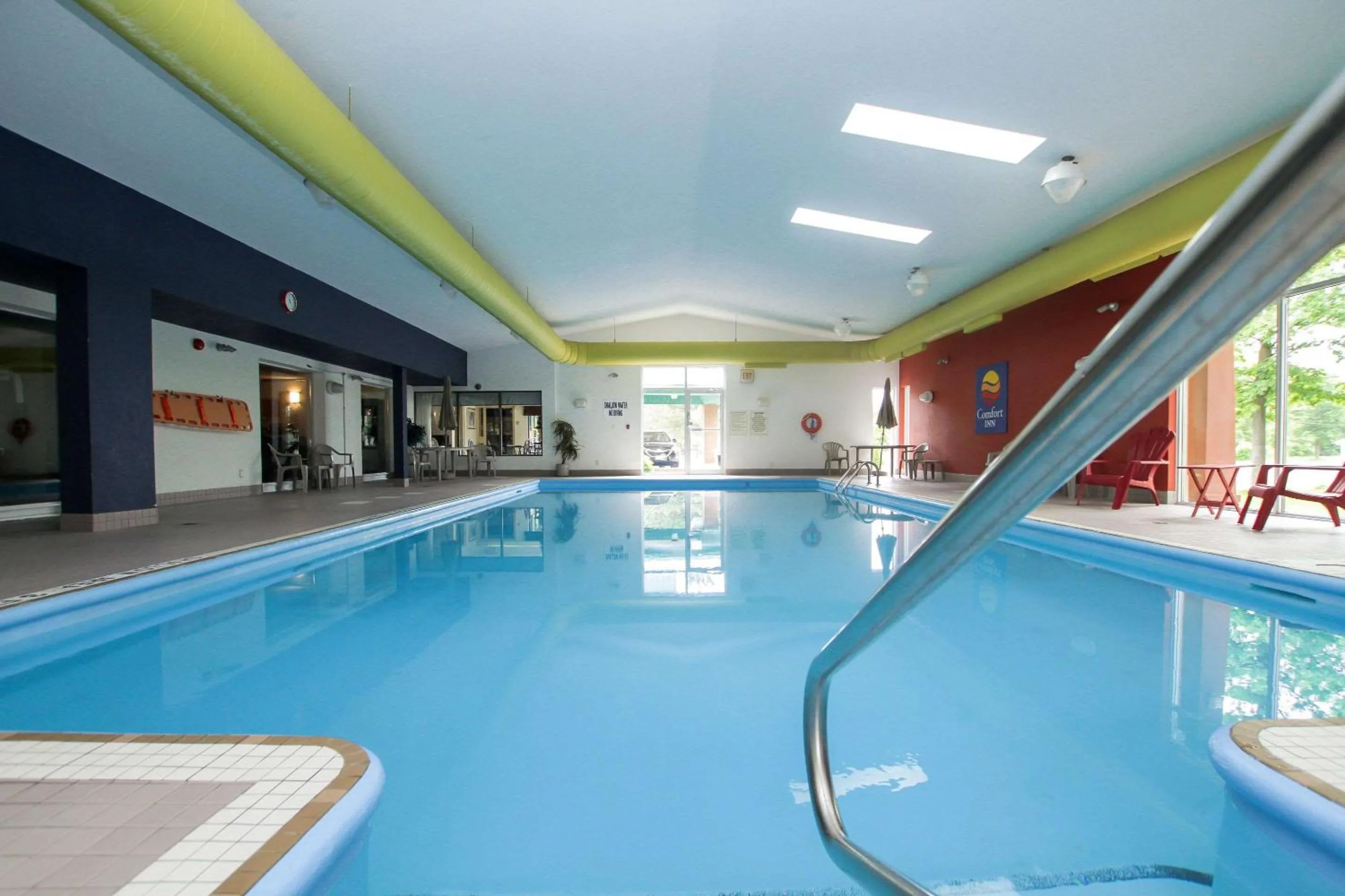 Swimming pool in Comfort Inn