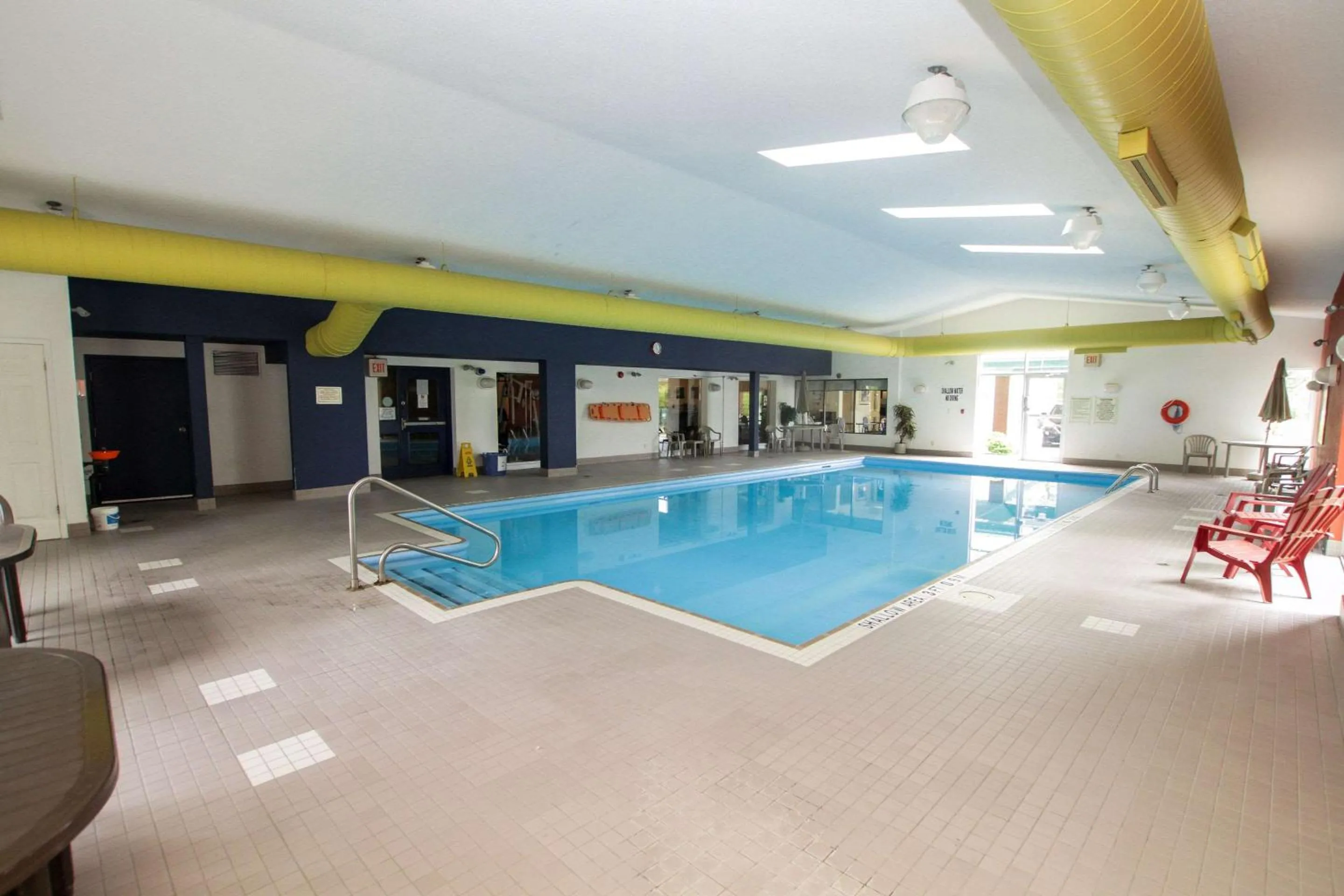 Swimming pool in Comfort Inn
