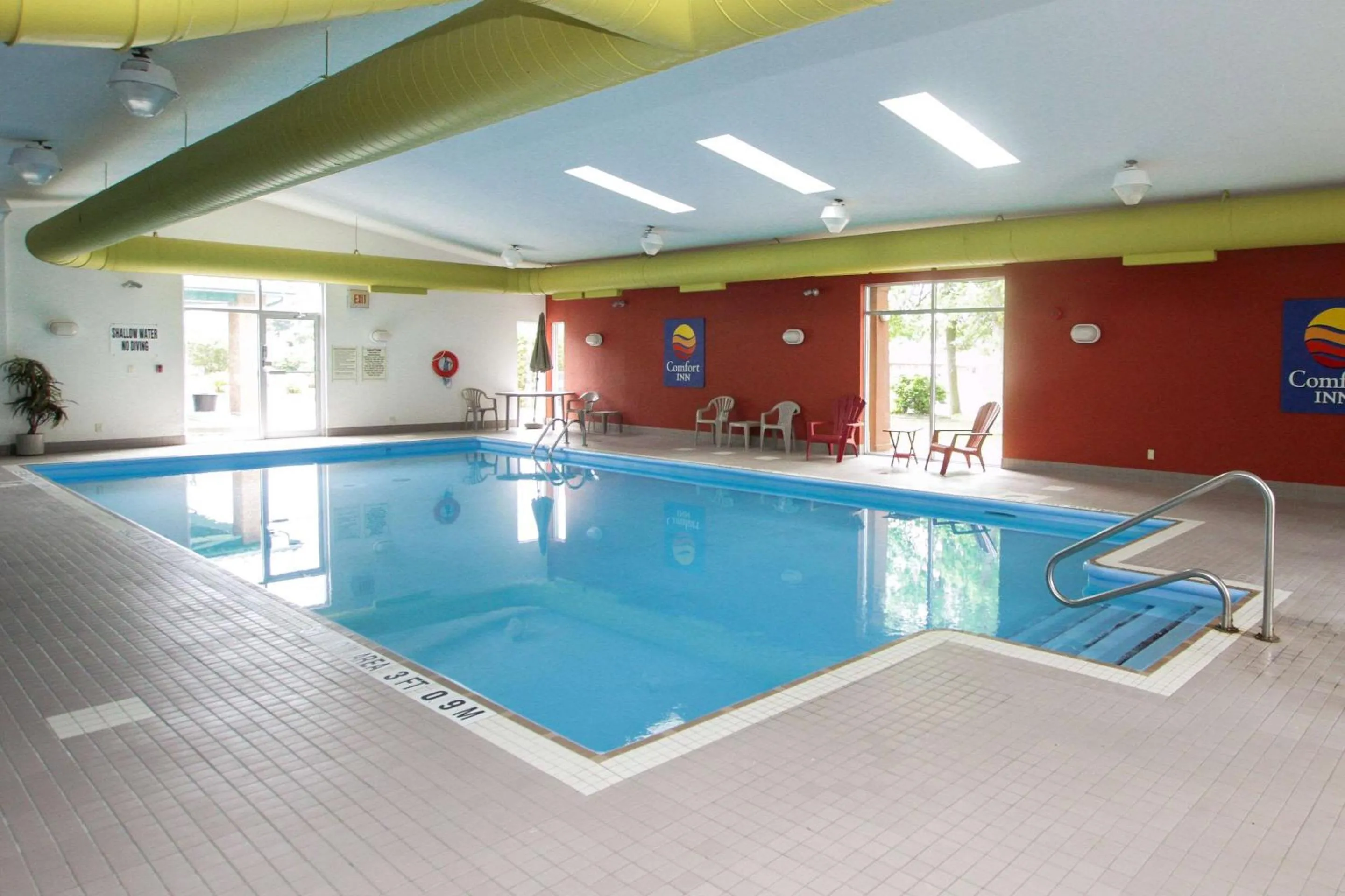 Swimming pool in Comfort Inn