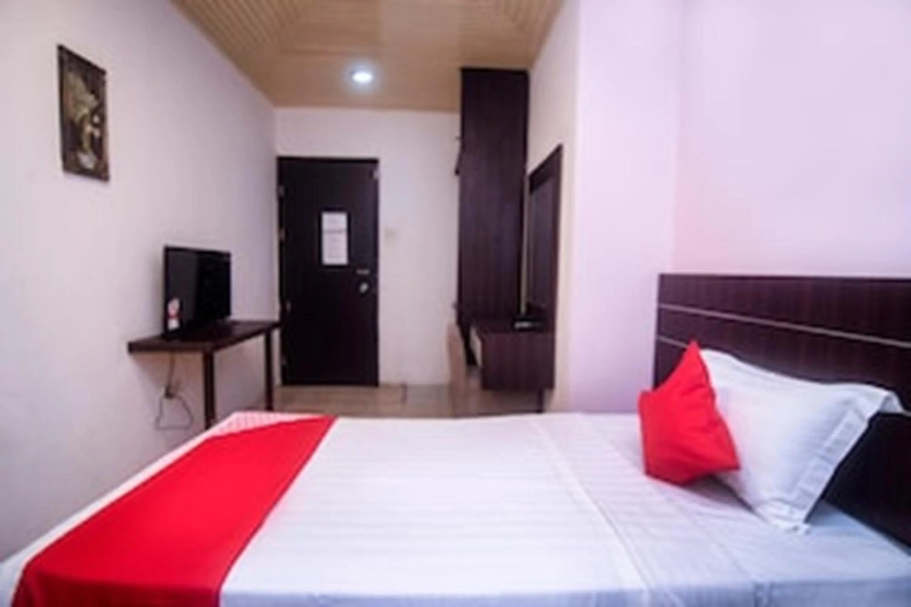 Photo of the whole room, Bed in Hotel O Mayfair Hotel