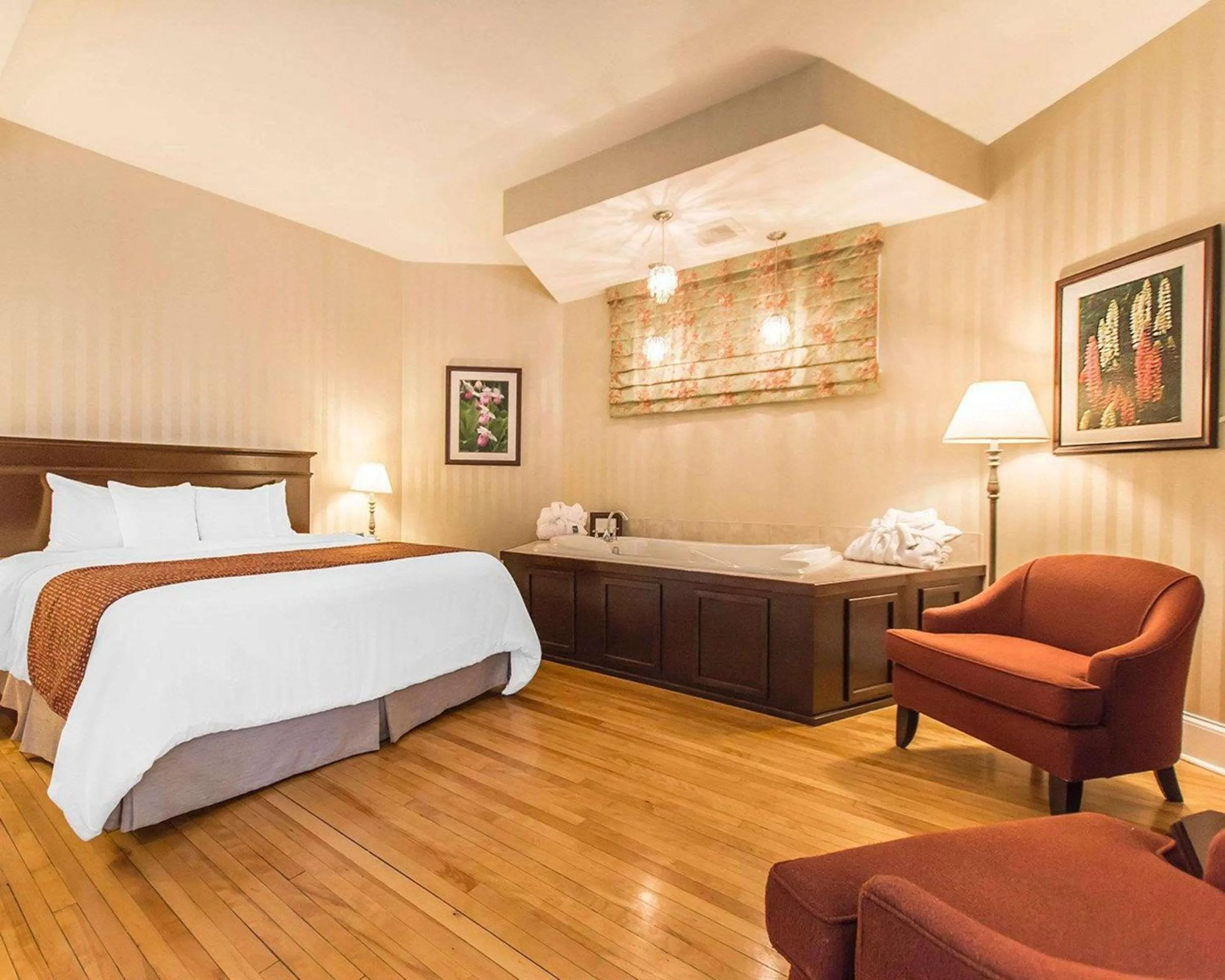 Bedroom, Bed in Quality Inn & Suites Downtown