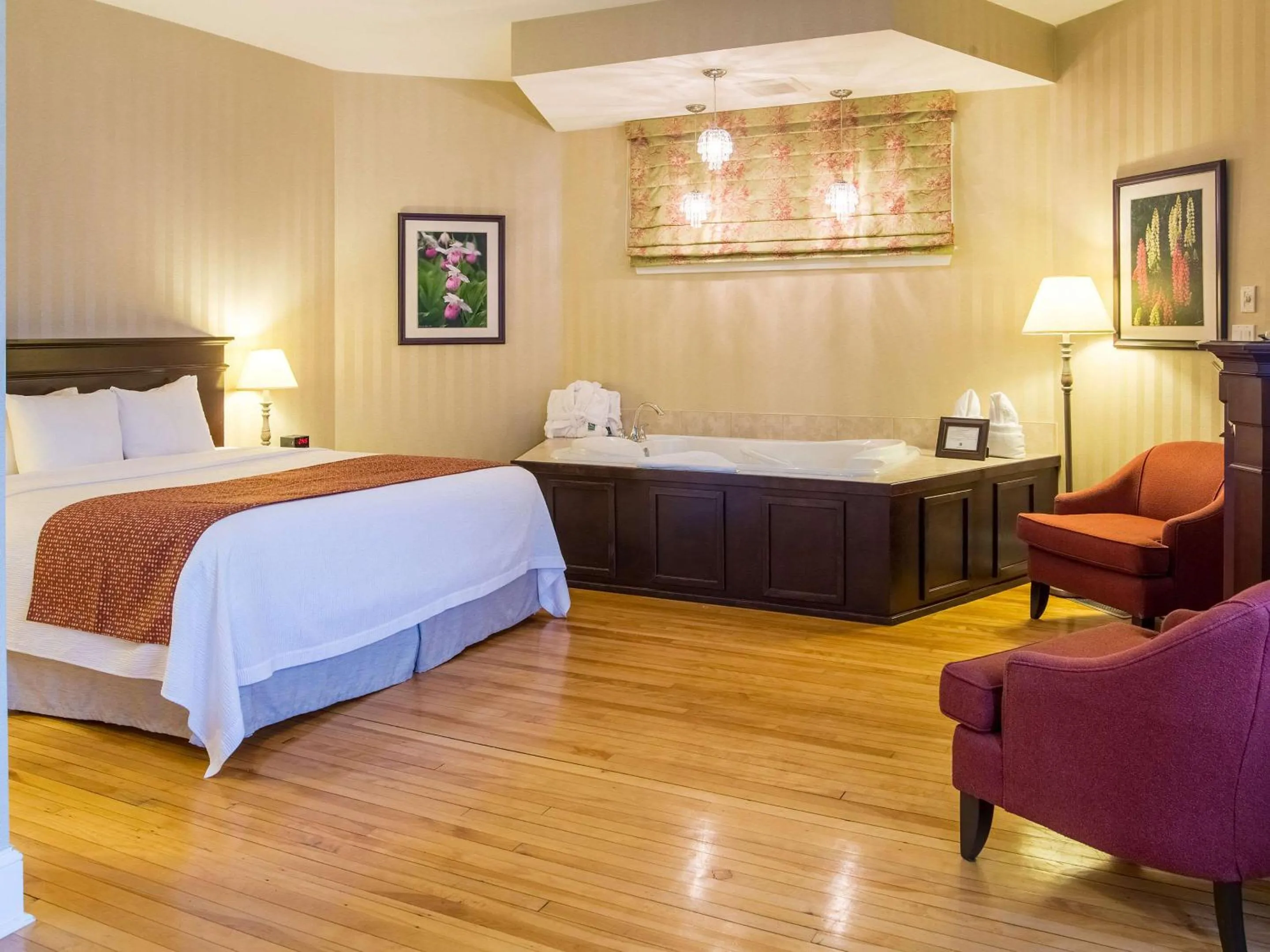 Bedroom, Bed in Quality Inn & Suites Downtown