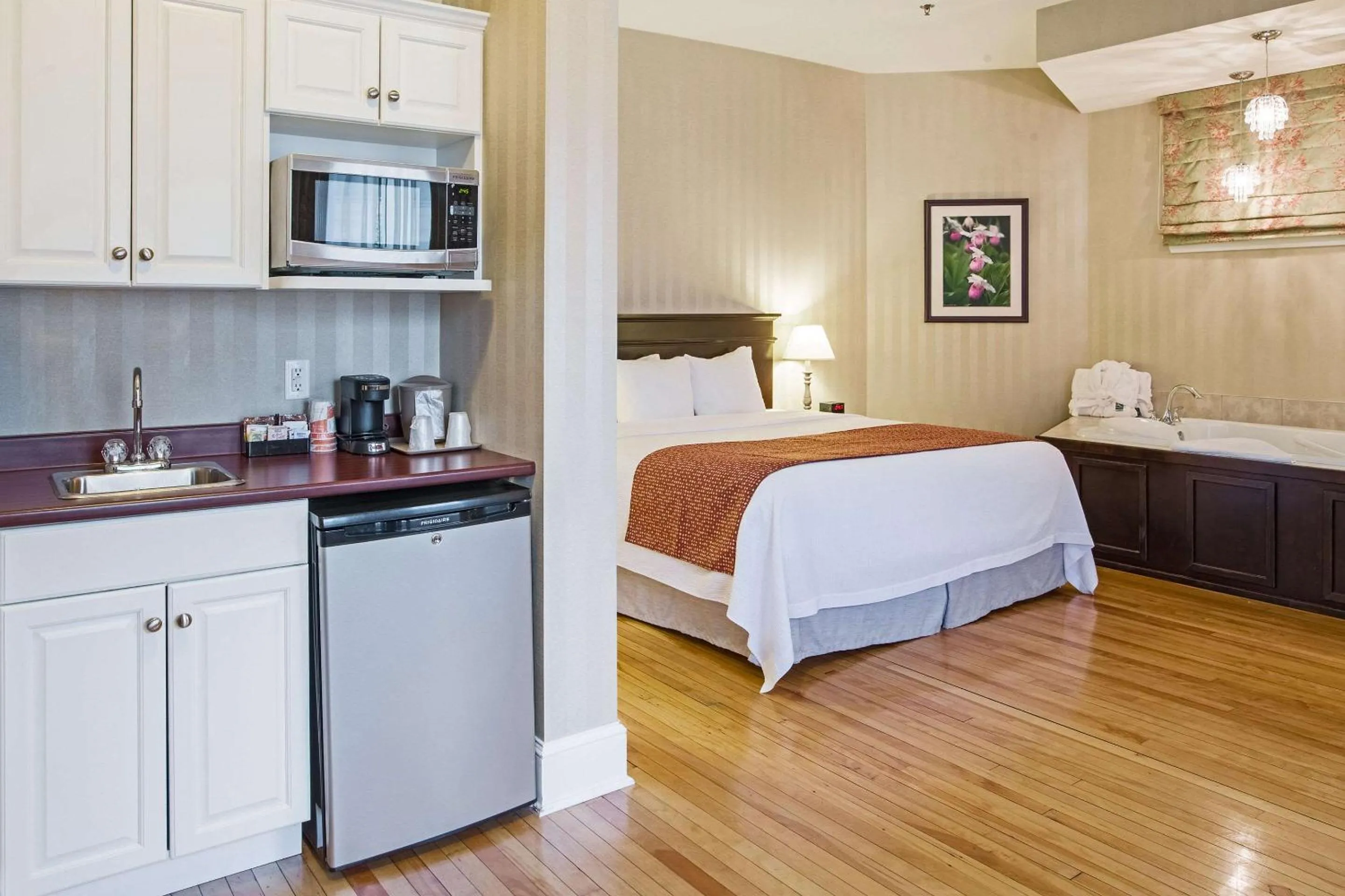 Bedroom, Bed in Quality Inn & Suites Downtown