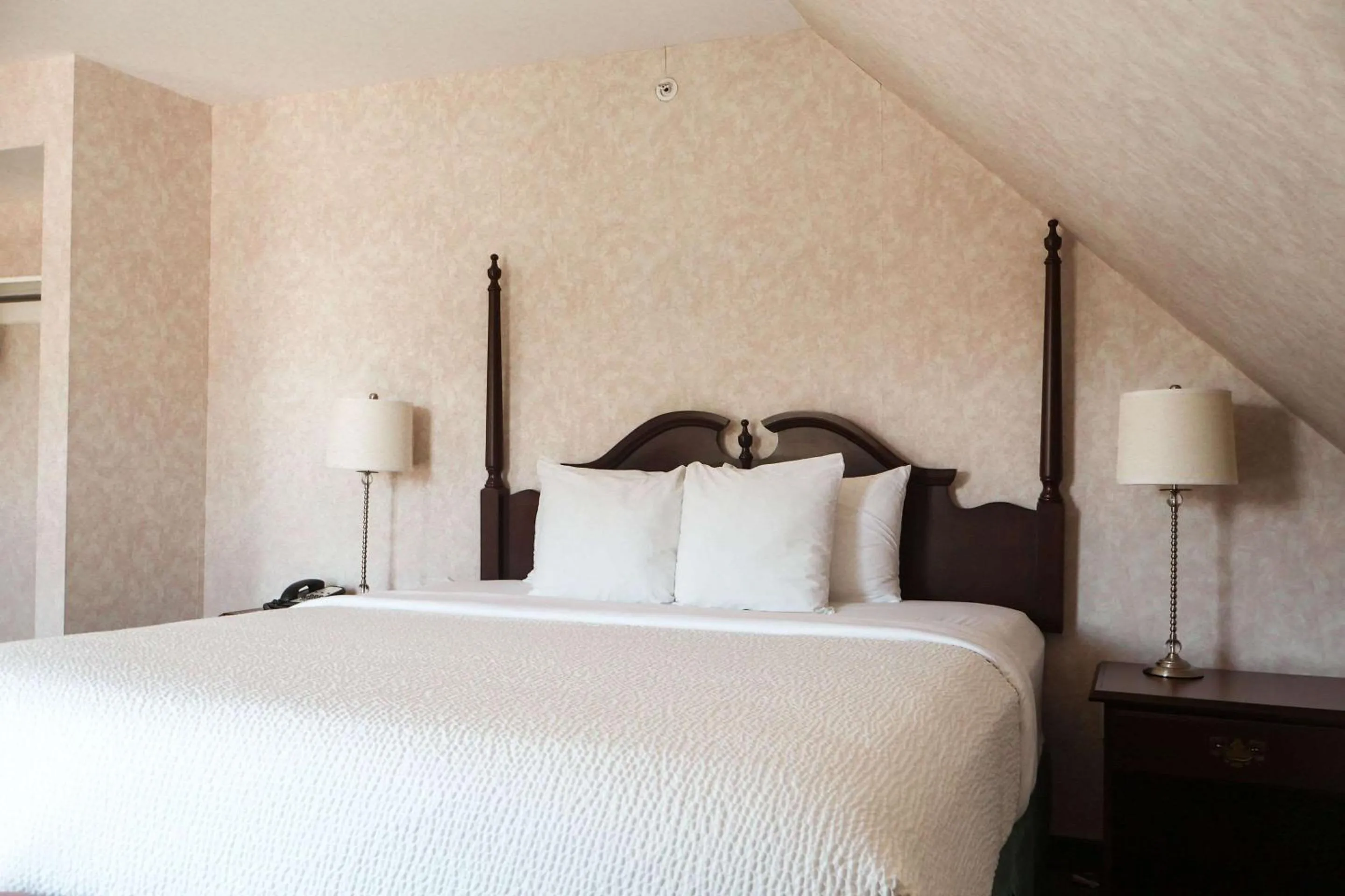 Bedroom, Bed in Quality Inn & Suites Downtown