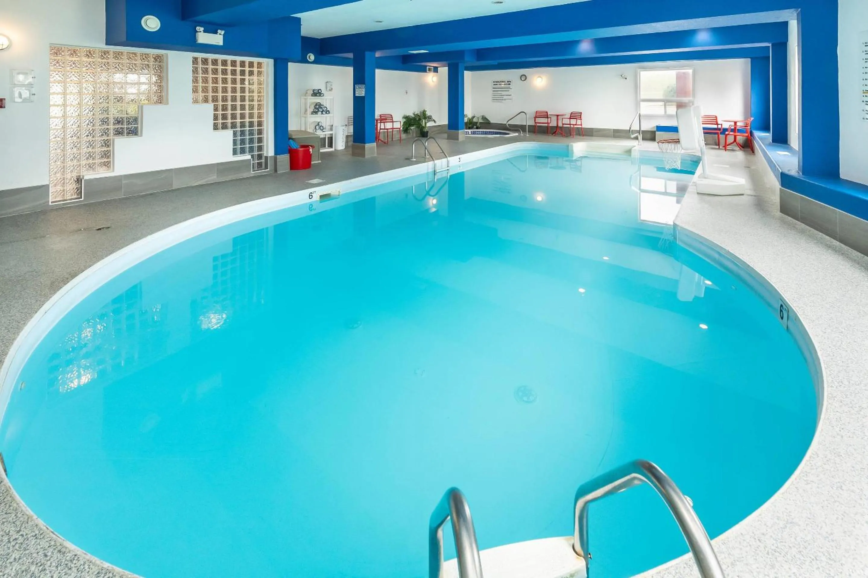 Swimming pool in Comfort Inn & Suites