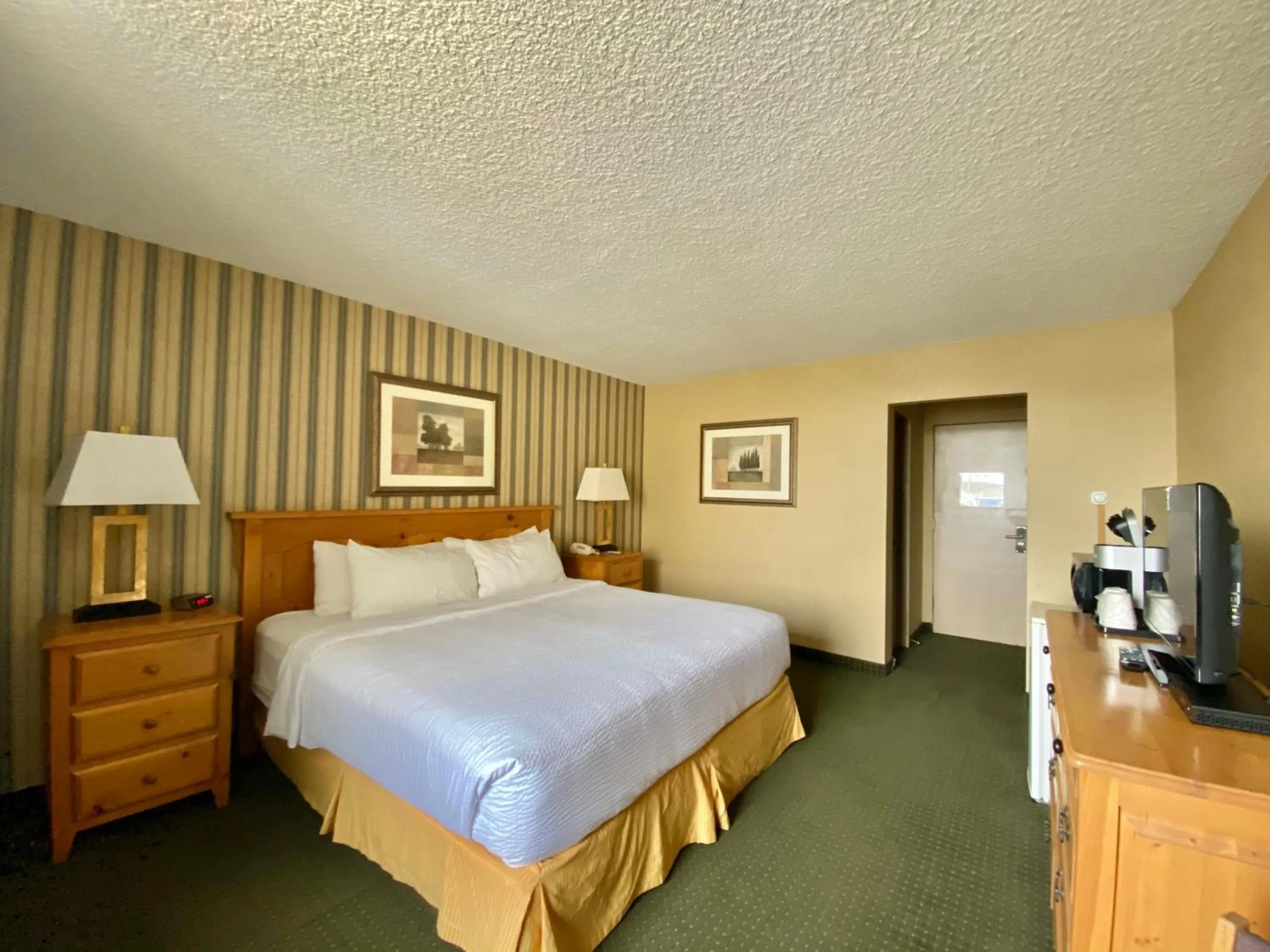 Bedroom, Bed in Ramada by Wyndham Whitecourt