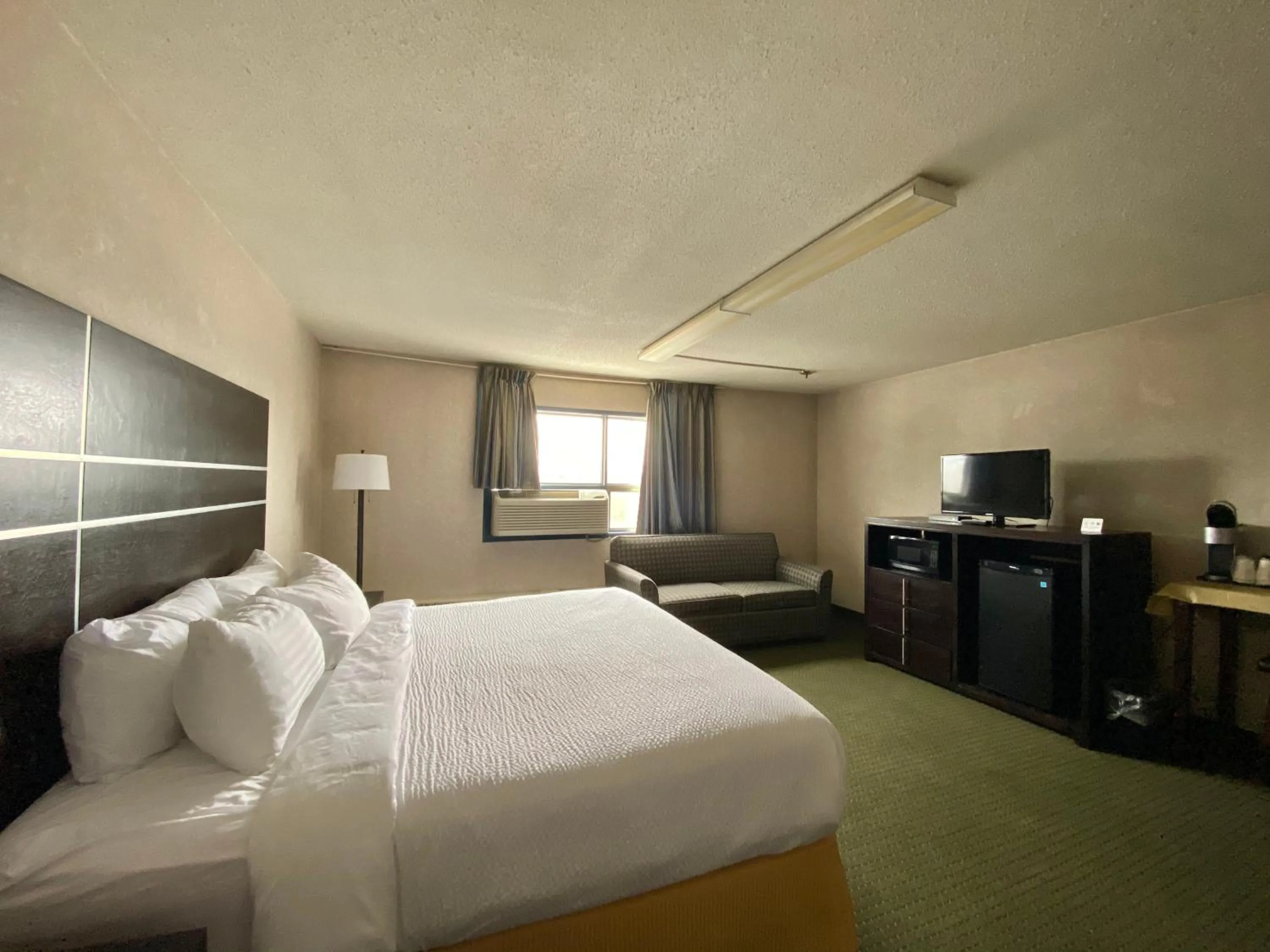 Bedroom, Bed in Ramada by Wyndham Whitecourt