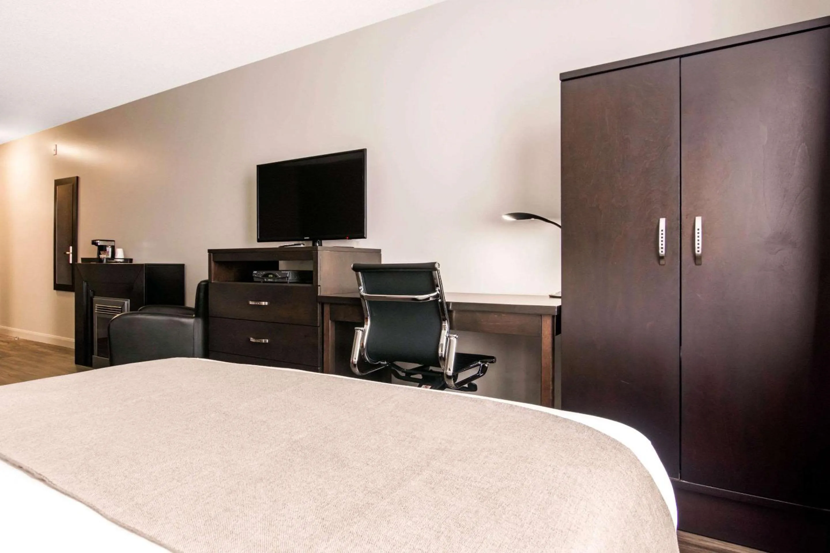 Photo of the whole room, Bed in Econo Lodge Inn & Suites