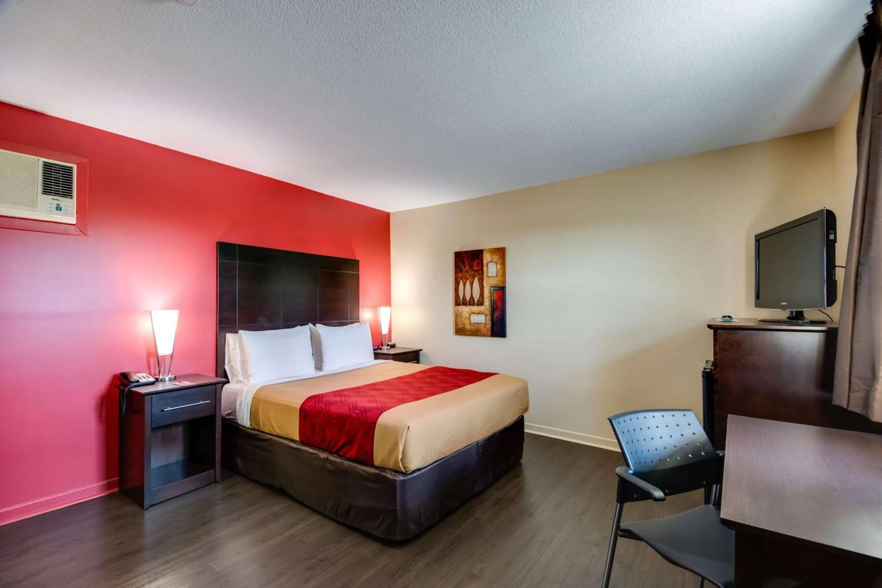 Photo of the whole room, Bed in Econo Lodge Inn & Suites